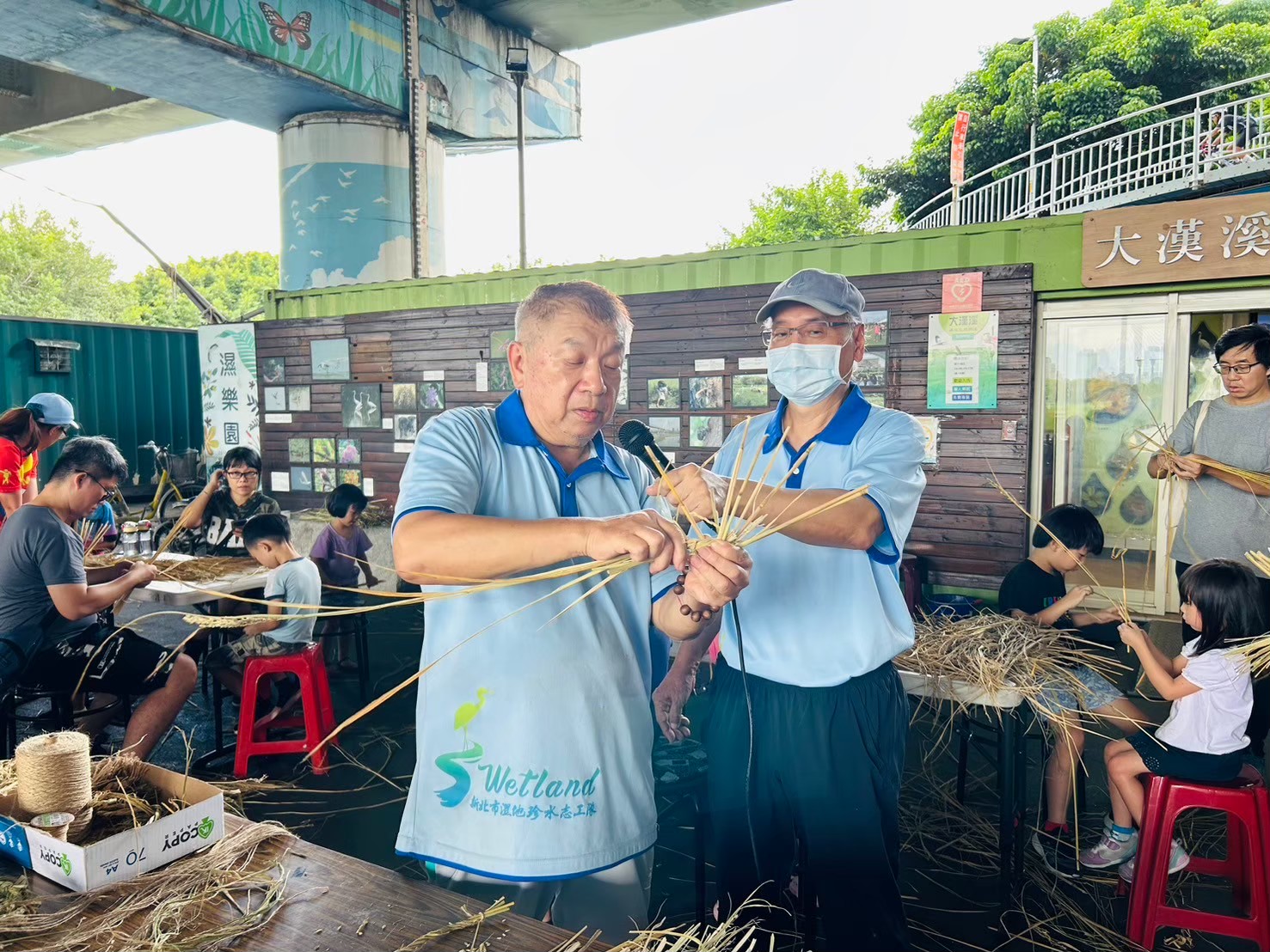  志工老師十八般武藝DIY教學稻桿杯墊