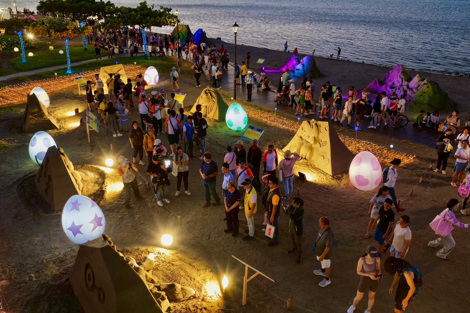 除了沙雕外，還有夜間光雕可以欣賞