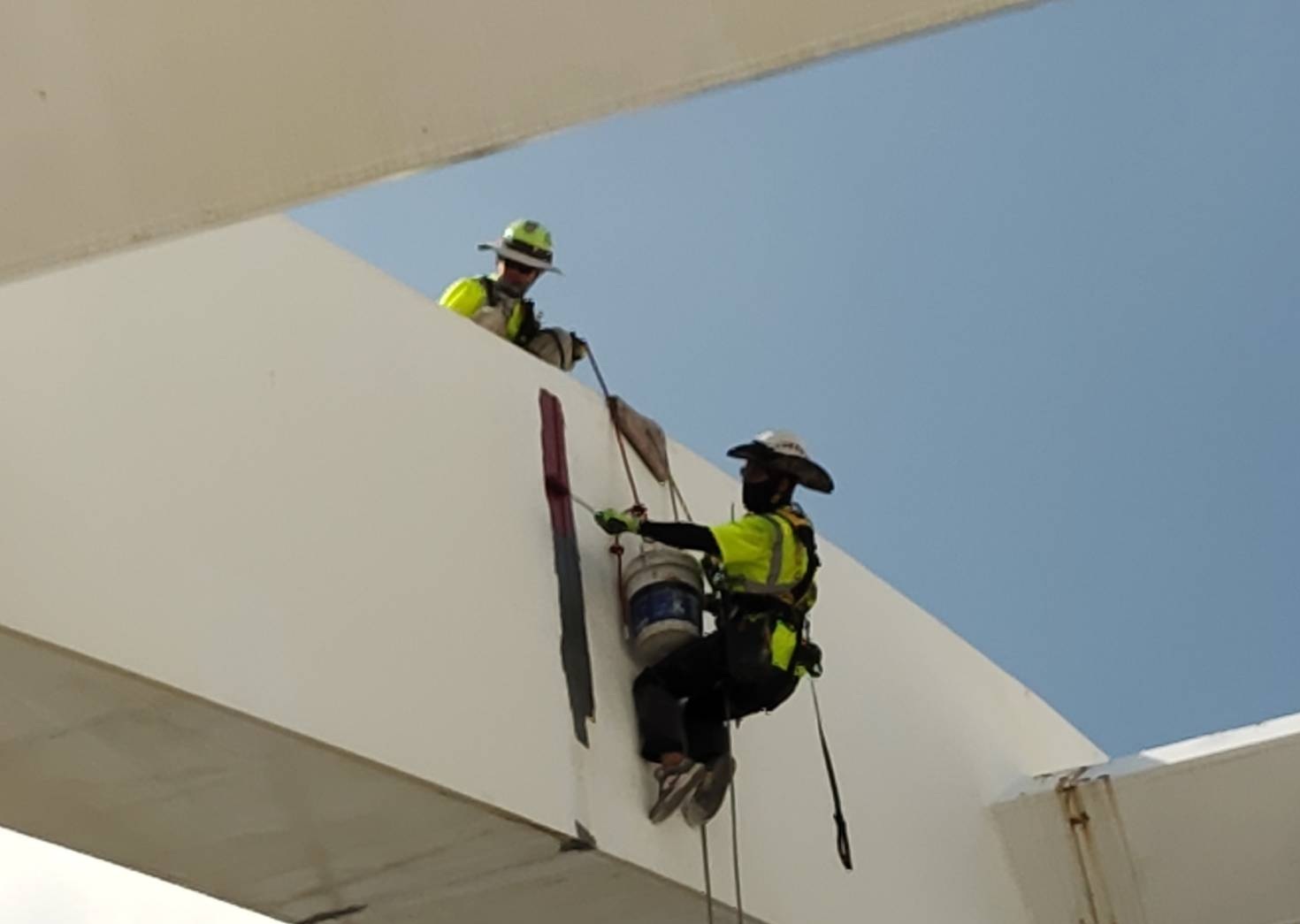  橋拱銲道改善工程程序繁複，含手工除鏽及三道防蝕塗裝作業