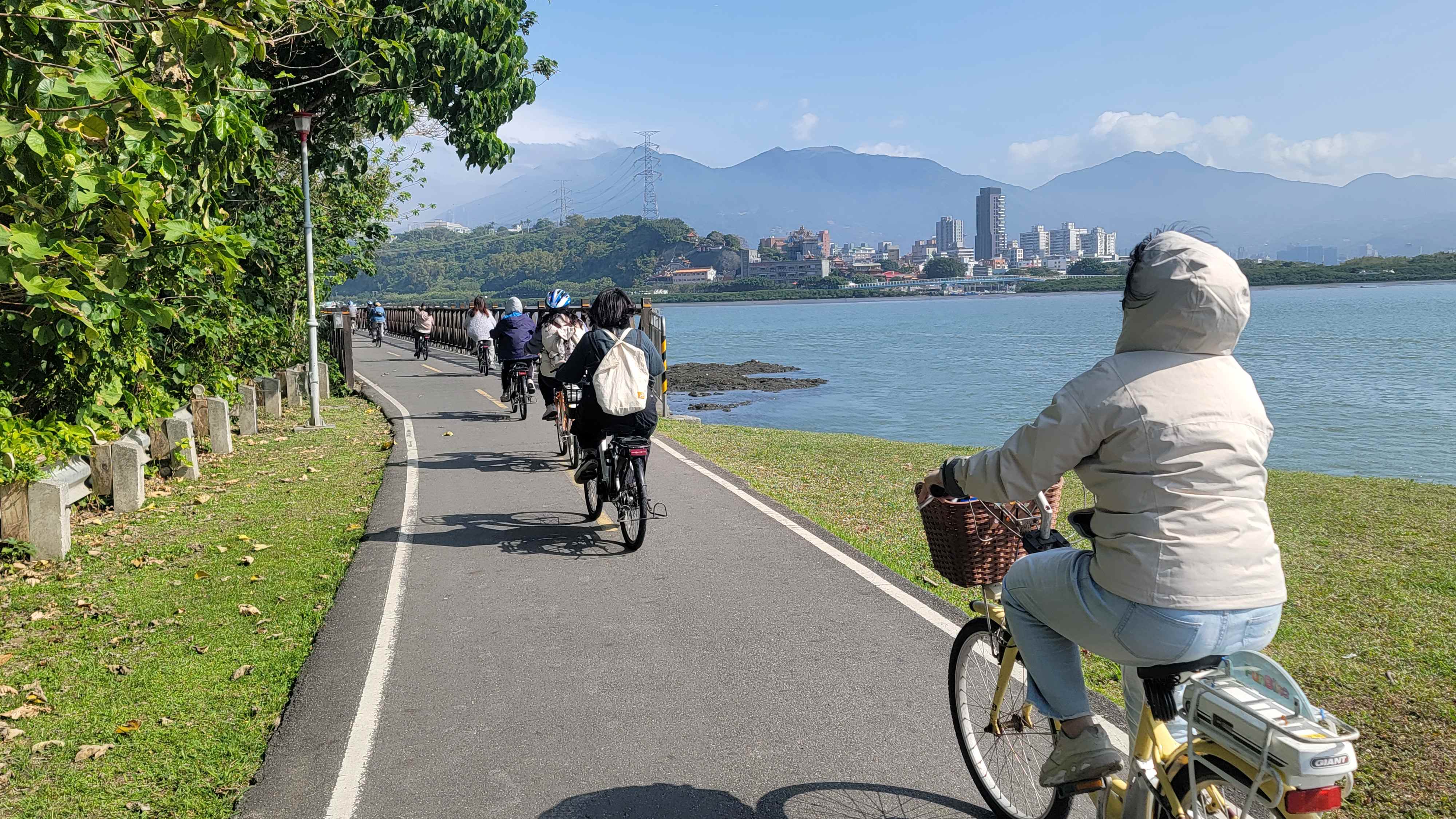 相約同事共騎減碳更增情誼，在八里左岸自行車道河濱騎出好活力