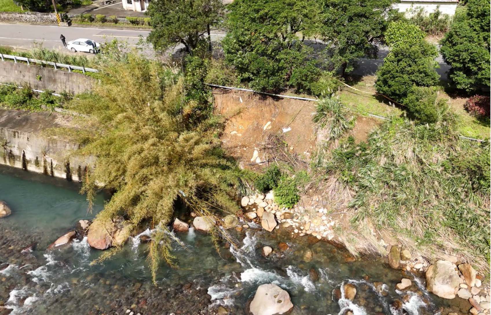  萬里瑪鋉溪護岸因山陀兒及康芮颱風大雨造成崩毀，嚴重影響防洪安全