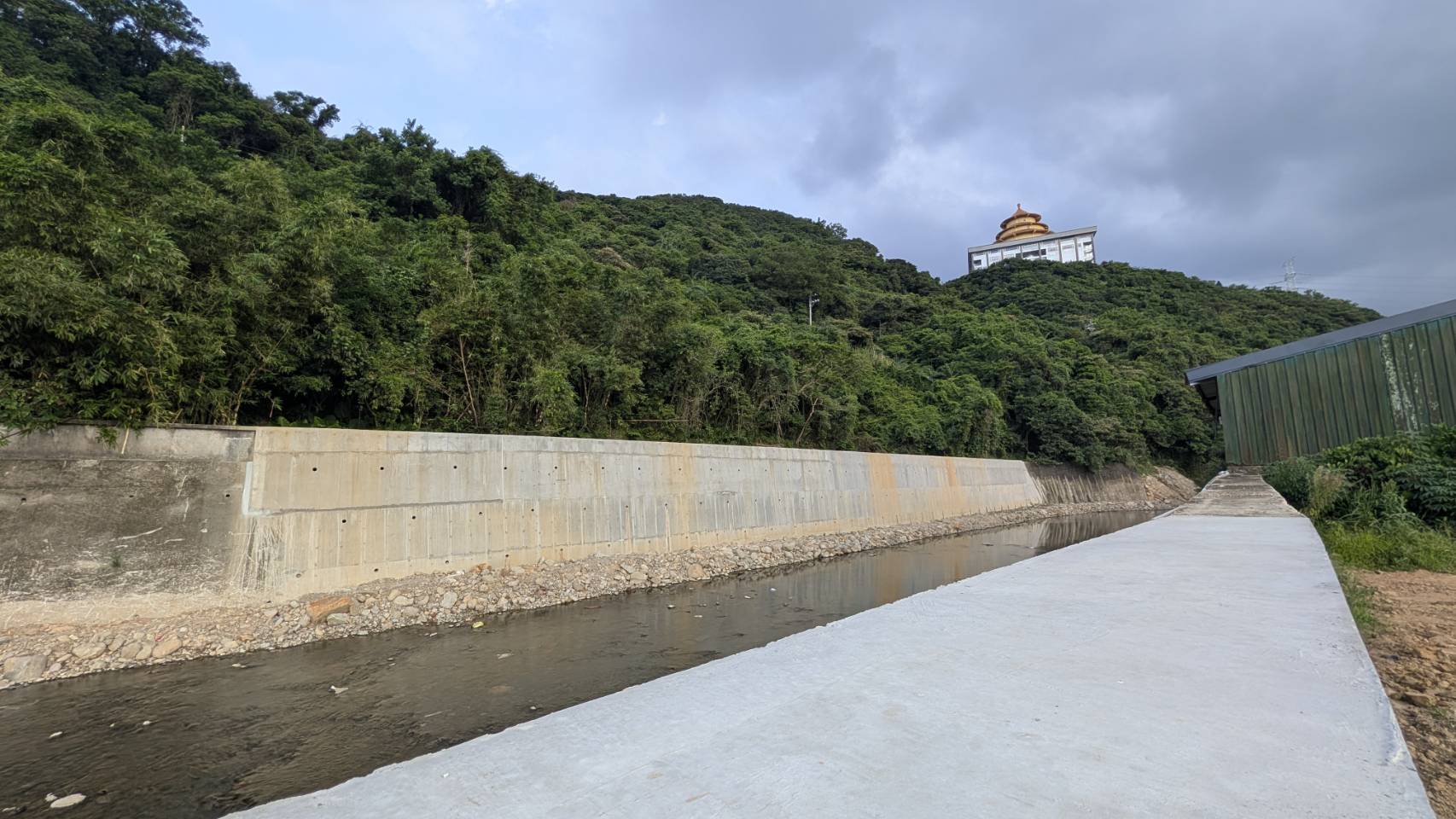  水利局克服溪水暴漲困難，積極完成萬里員潭溪左右護岸復建工程