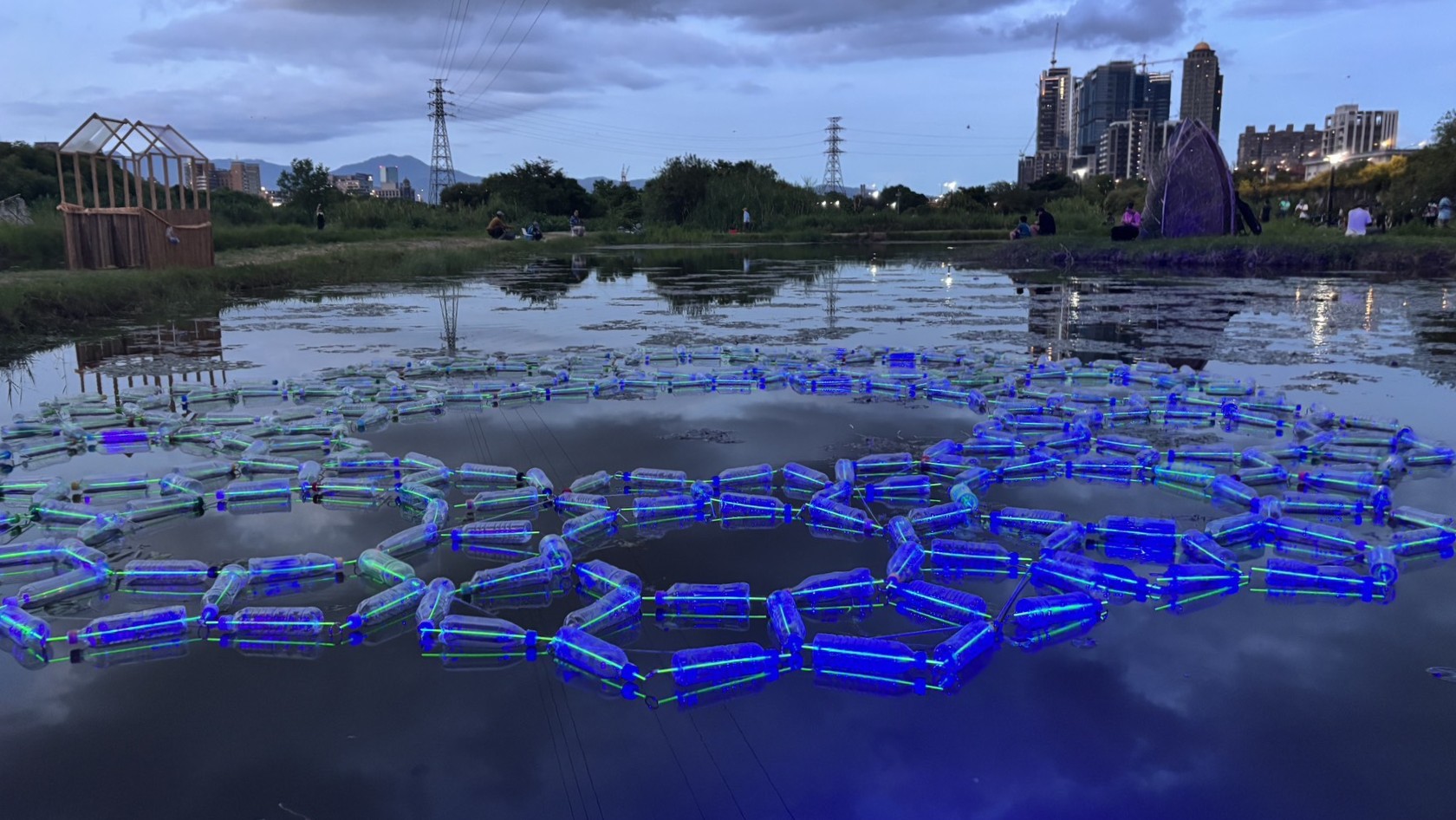  種籽幾何學由黃琬雯及元智大學藝術與設計學系共同創作