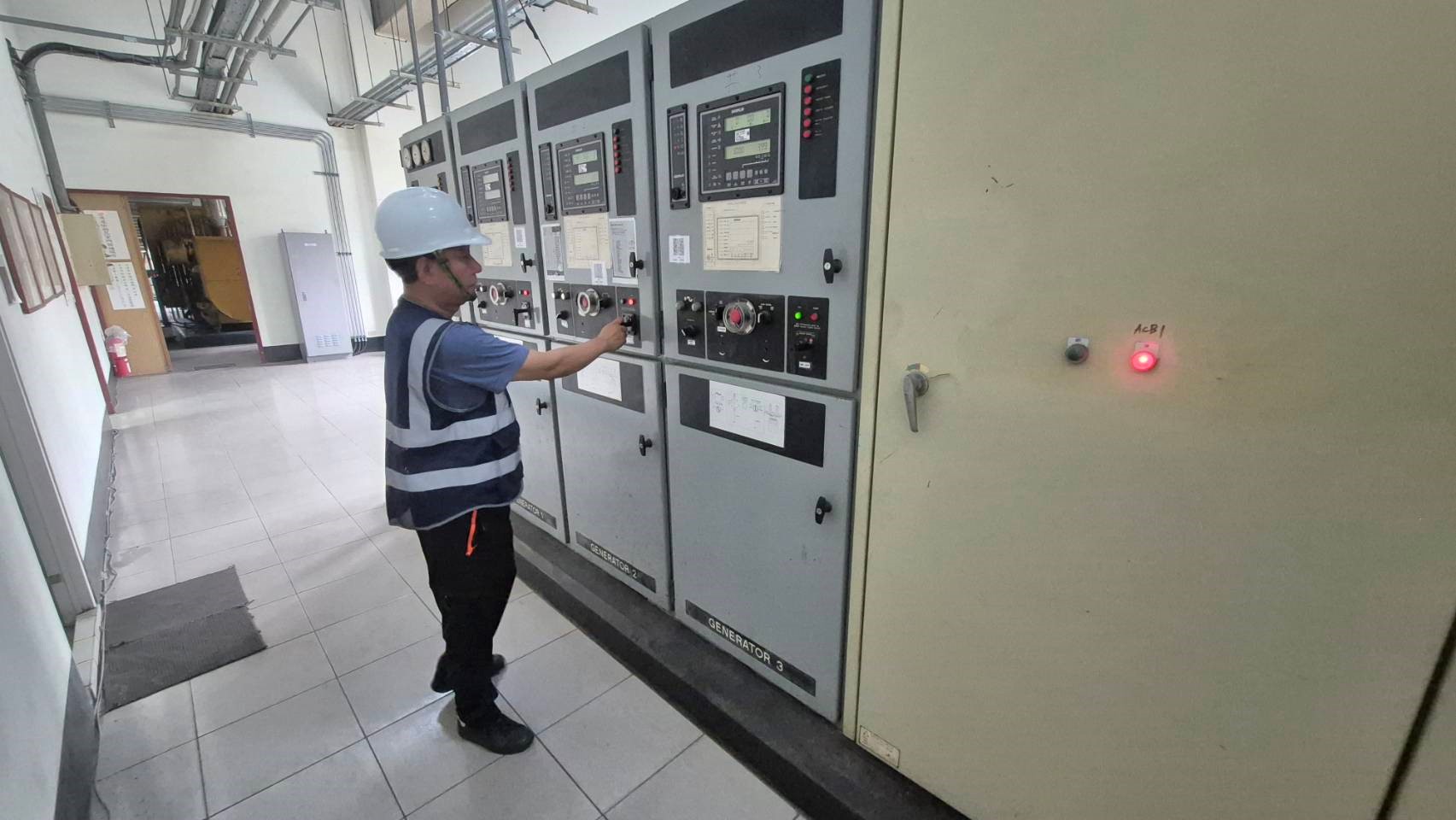  金龍抽水站人員針對抽水設備的控盤進行檢查