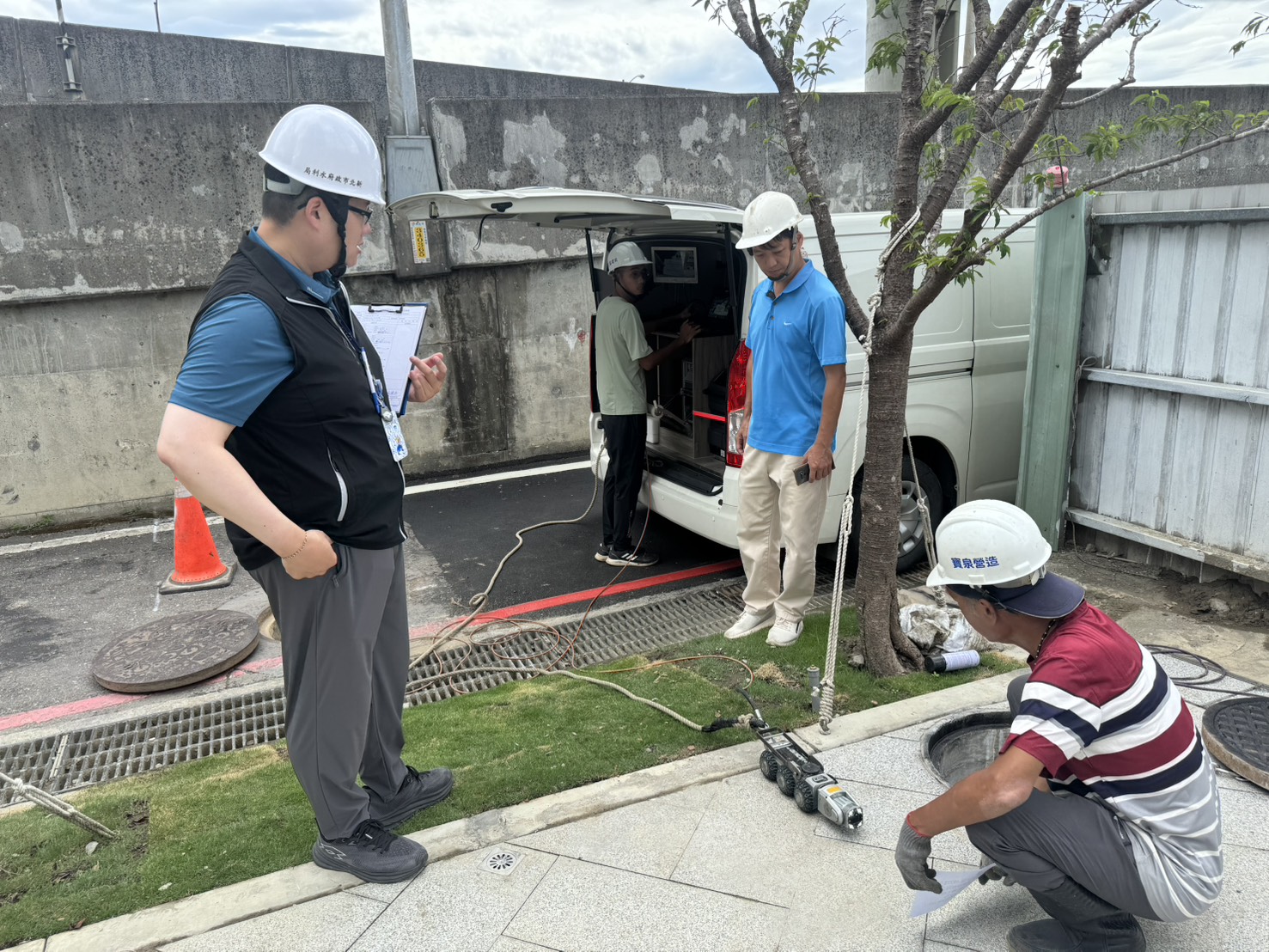 水利局會同專業技師及合格承裝廠商進行設施位置及屬性查驗