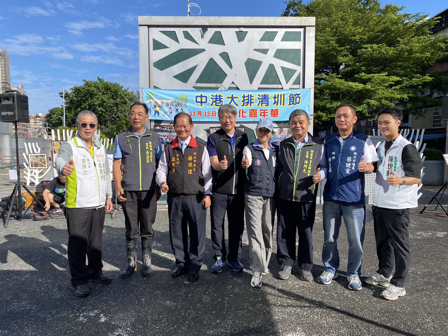 公私協力共同參與年度的中港大排清圳趣活動，讓大家更珍惜與愛護中港大排