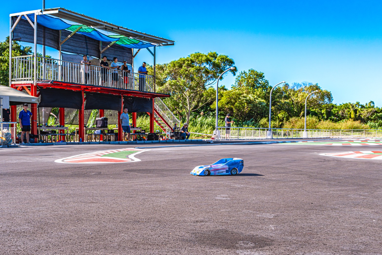  小車風馳電掣，樂享賽車快感