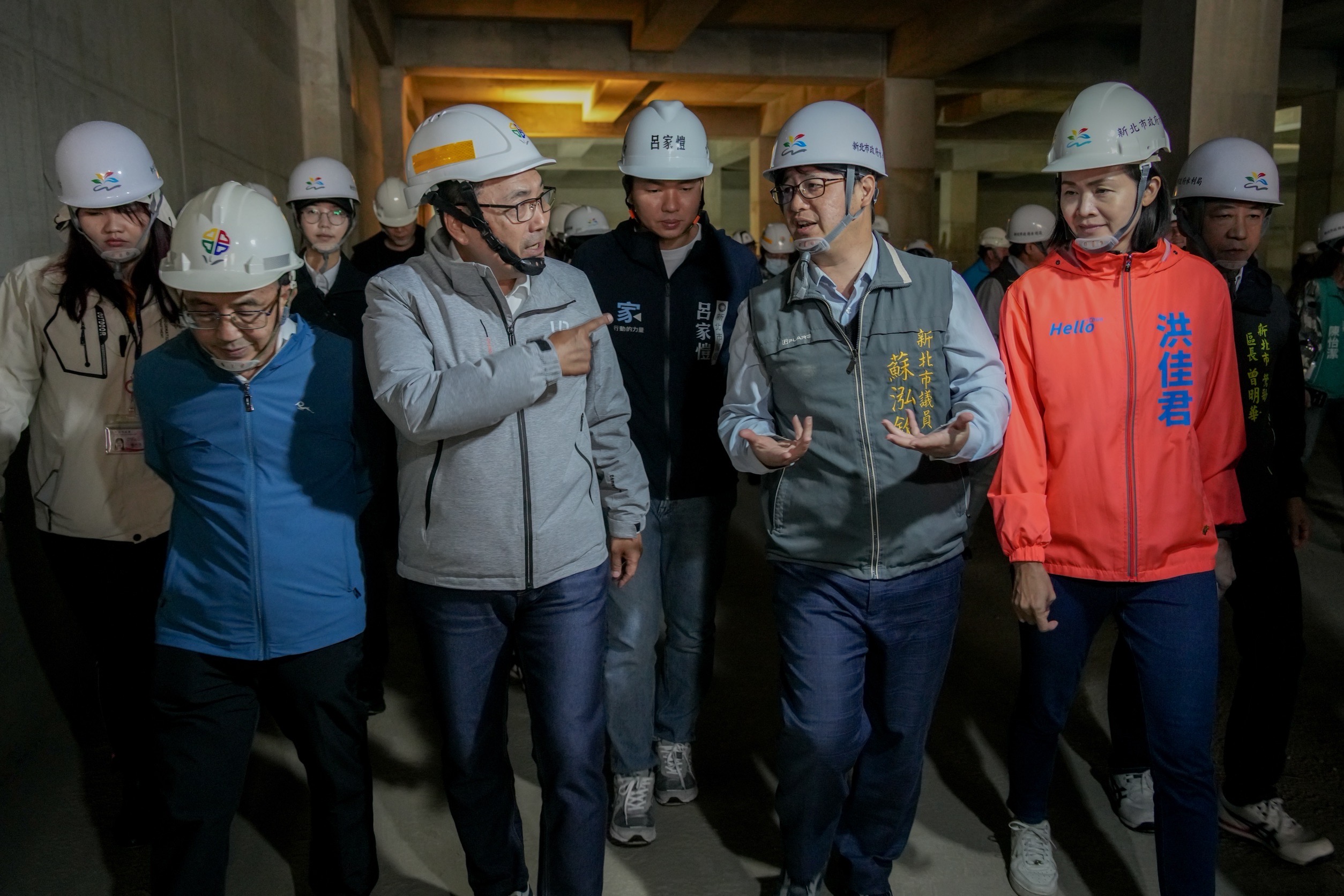 侯友宜市長及與會貴賓視察滯洪池內部工程現況