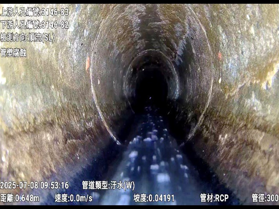 CCTV(下水道閉路電視) 檢視車檢視管線內部，發現管線腐蝕異常情形