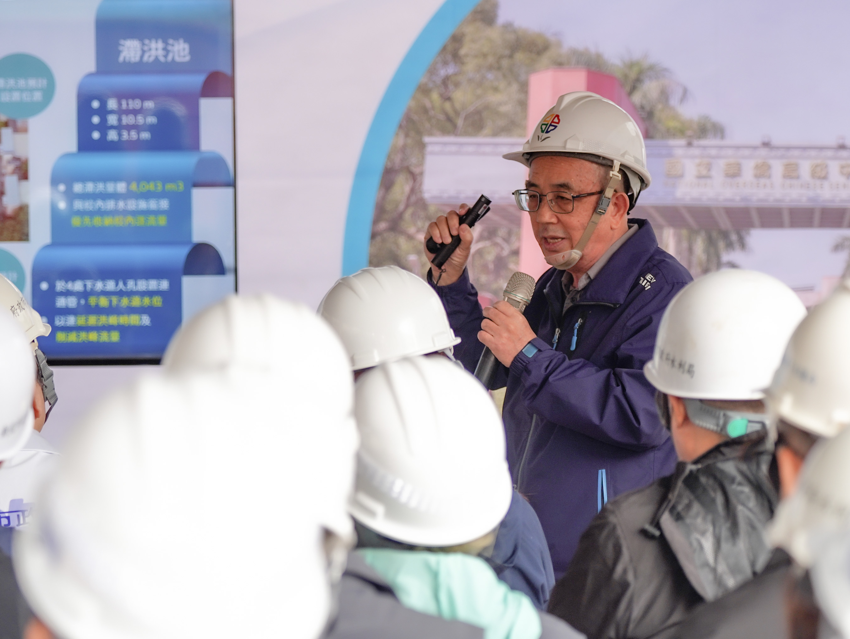  水利局長宋德仁簡報說明華僑高中透水保水工程設計概念