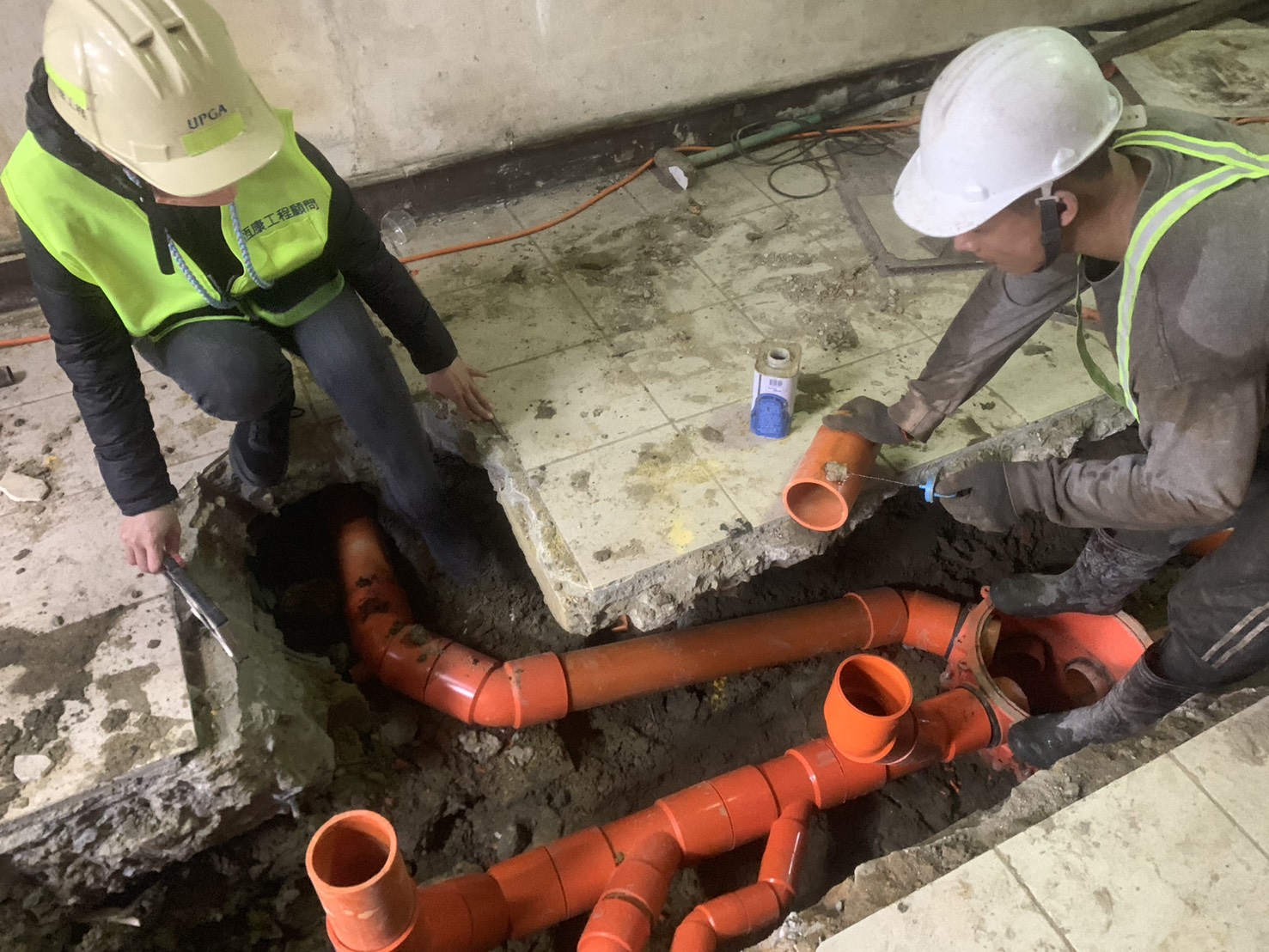 施工人員將住戶生活污水接入污水管線，未來不用再抽水肥