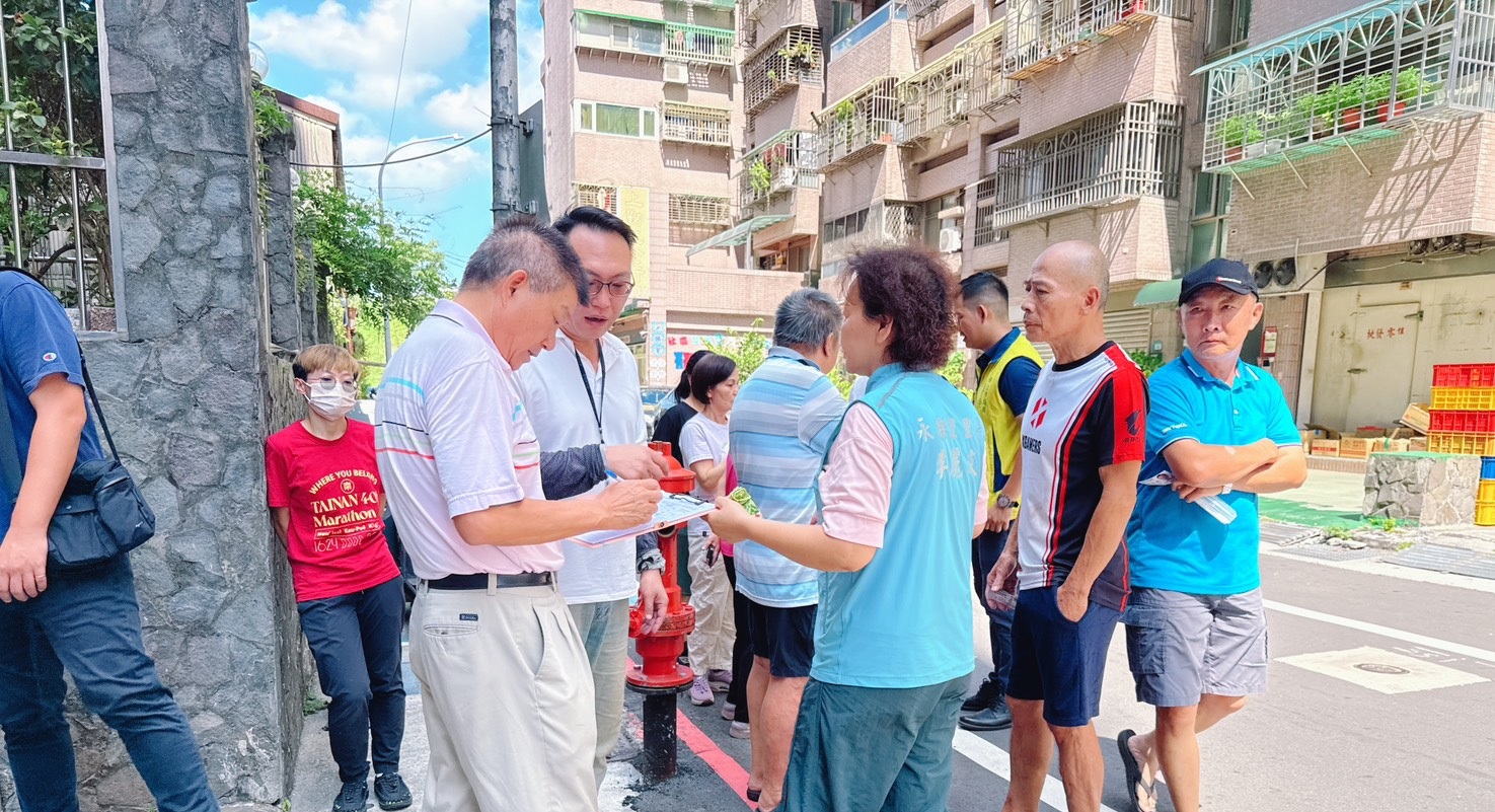 施工團隊與民眾及相關單位會勘，確認污水管線施工及障礙排除方式