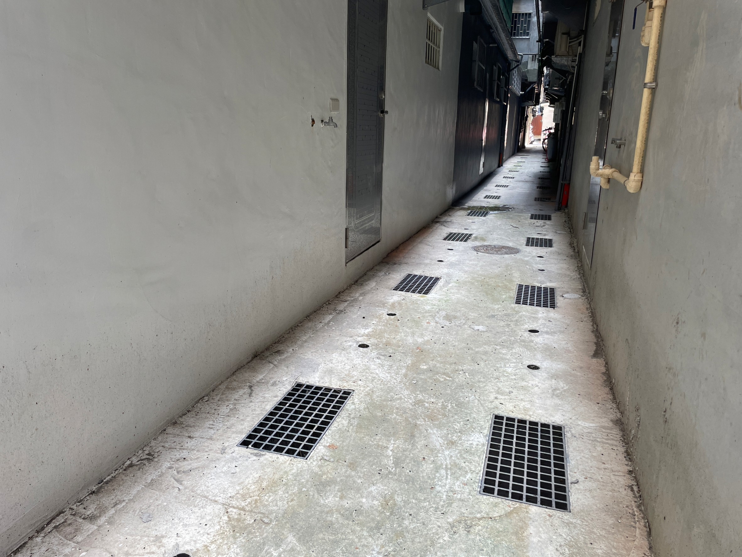 接管完成後的後巷變得乾淨寬敞，可供住戶行走