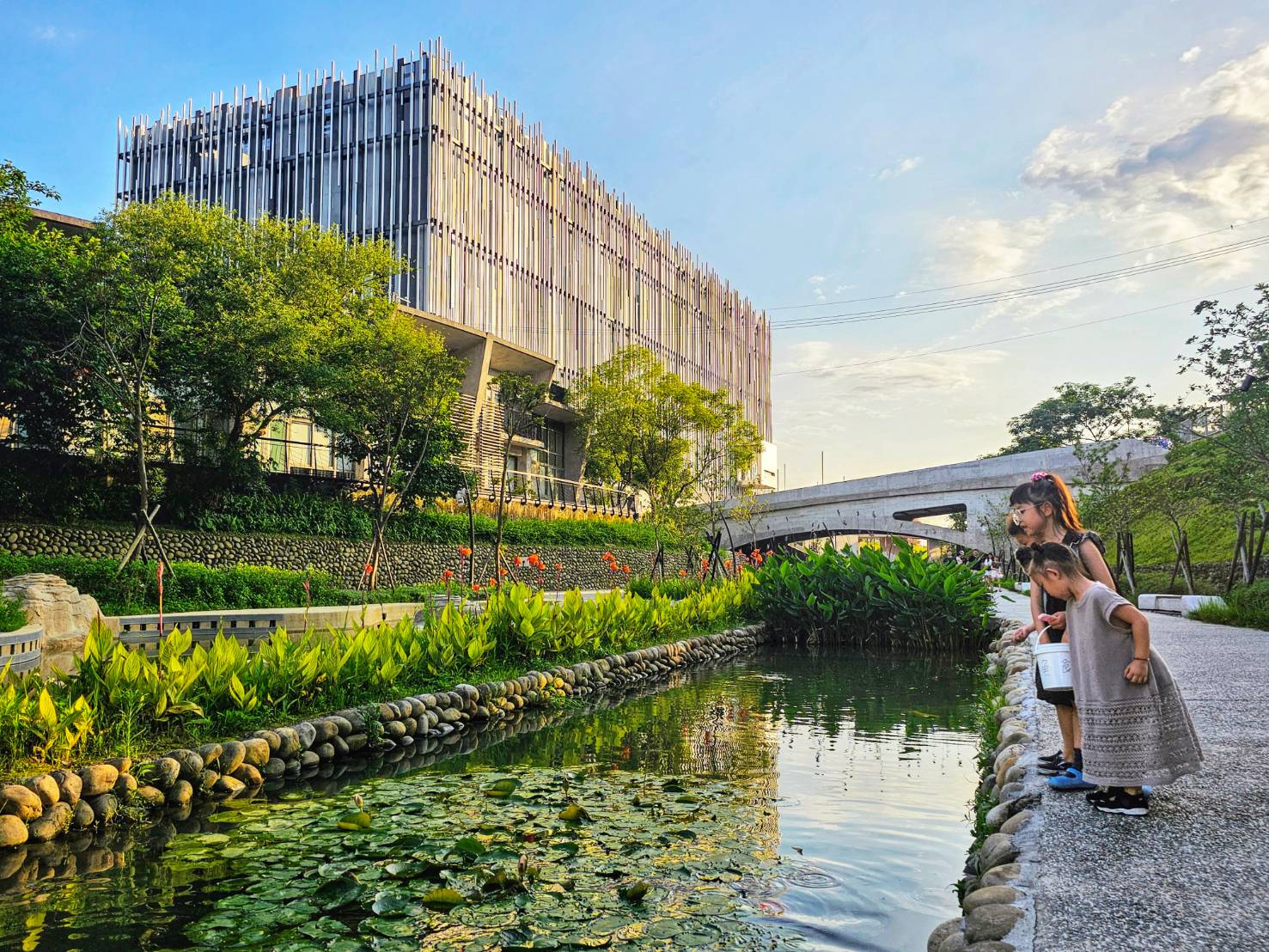 新北美術館景觀水道數數看有幾隻魚