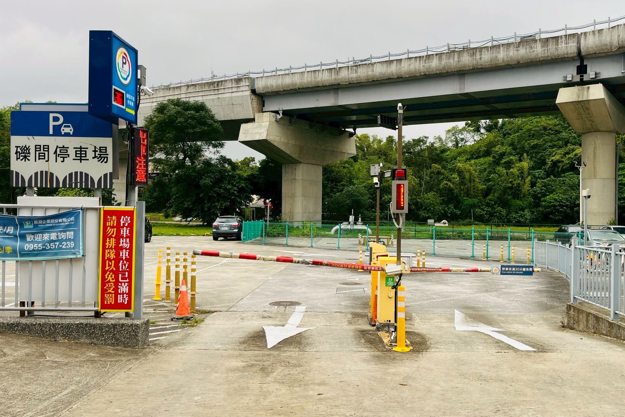 鶯歌礫間場域結合地下淨水設施與地上停車空間，兼具淨水與停車功能