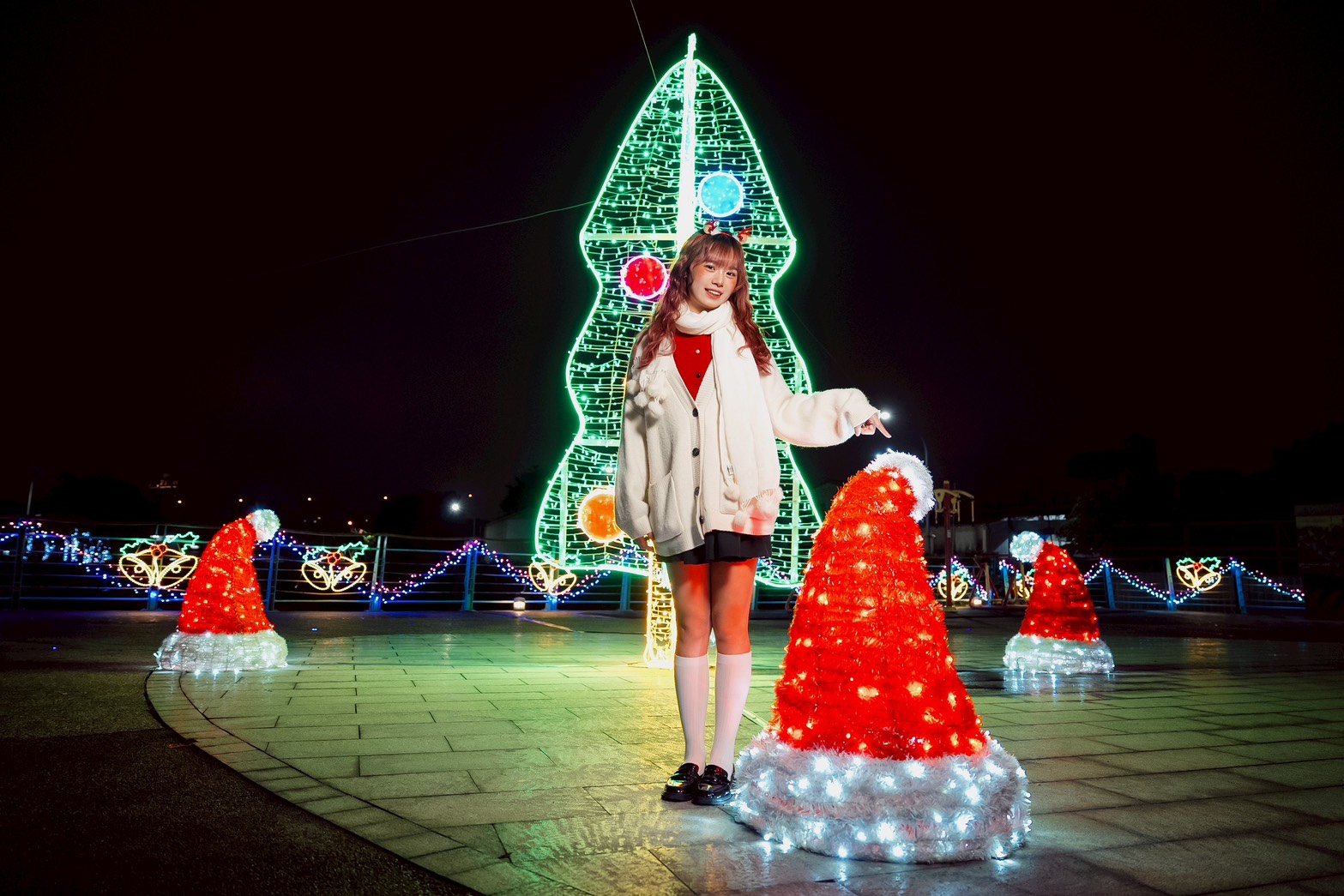 鴨母港溝文化廣場設置立體造型聖誕樹與可愛聖誕帽燈飾