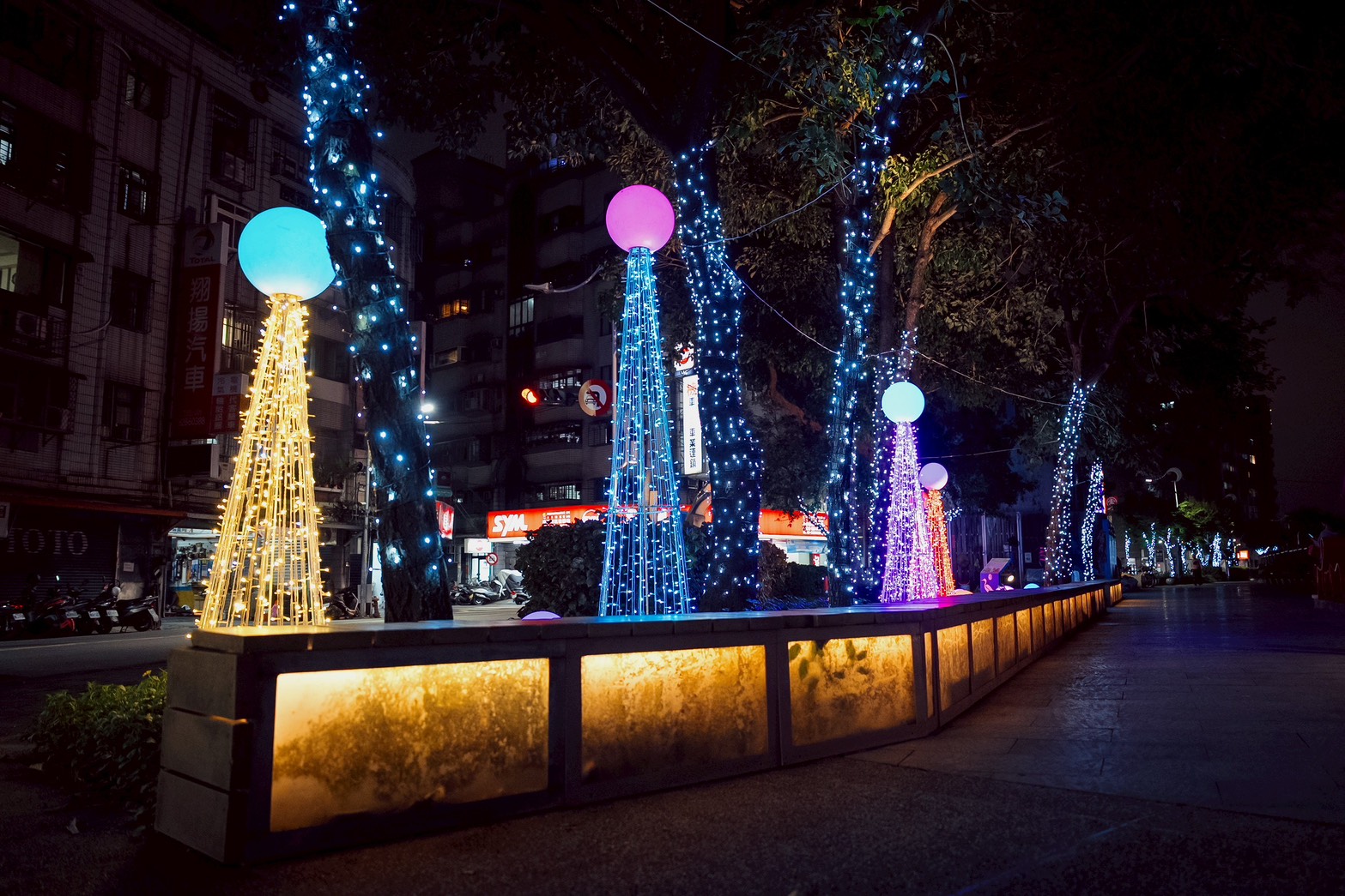 鴨母港溝人行道樹下有五顏六色的圓錐小聖誕樹