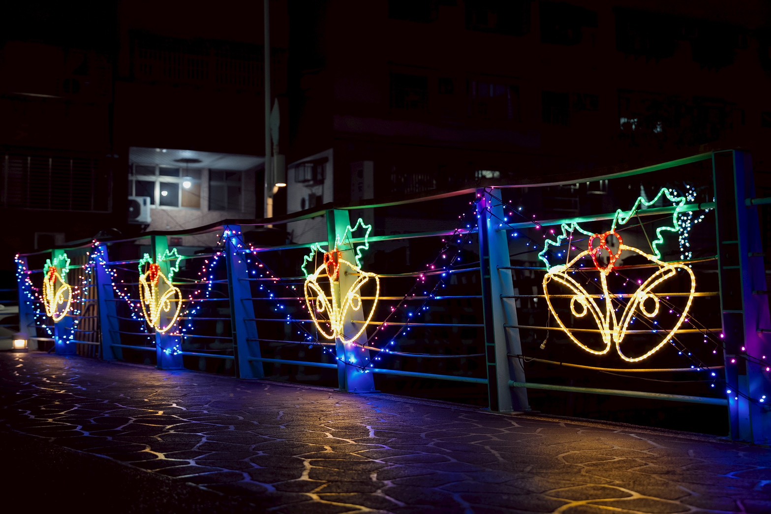 為迎接耶誕節到來，鴨母港溝已悄然換上應景燈飾