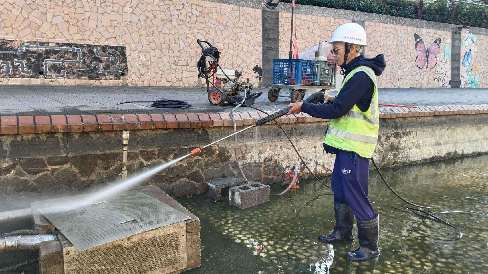 清潔人員不畏辛苦，在河廊內進行年終大掃除工作