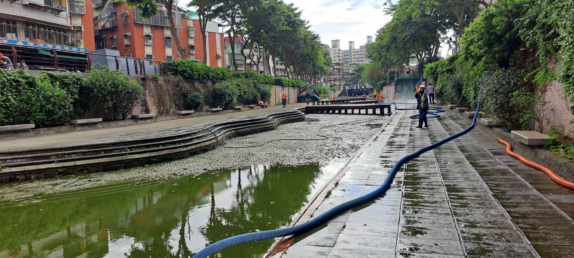 河道清洗時採分段施作，以人工搭配機具進行