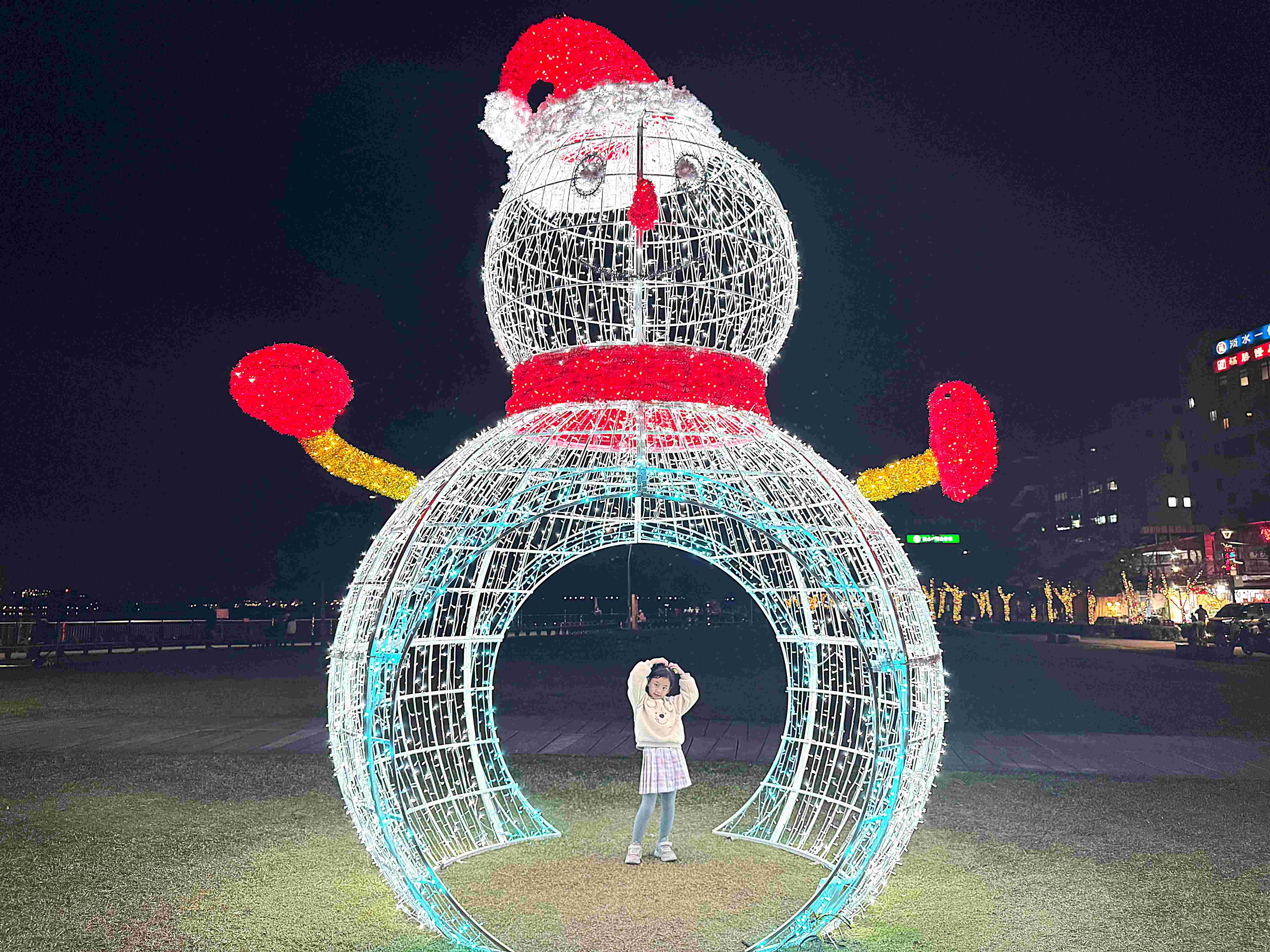  雪人拱門光雕夜間點燈，成為人氣拍照打卡景點