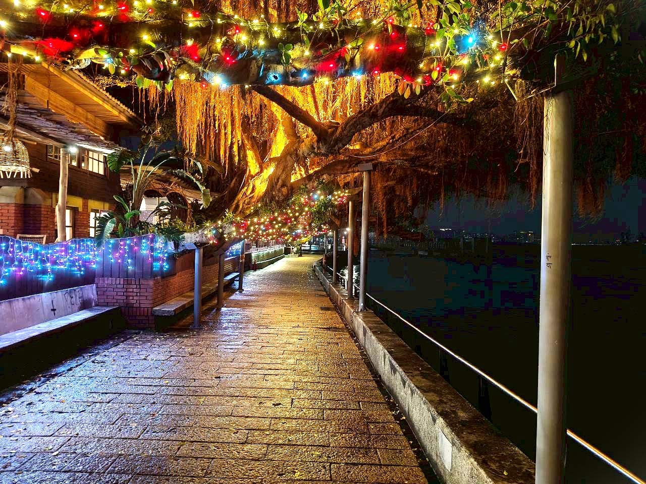 光雕燈沿線佈設，提升夜間景觀亮點