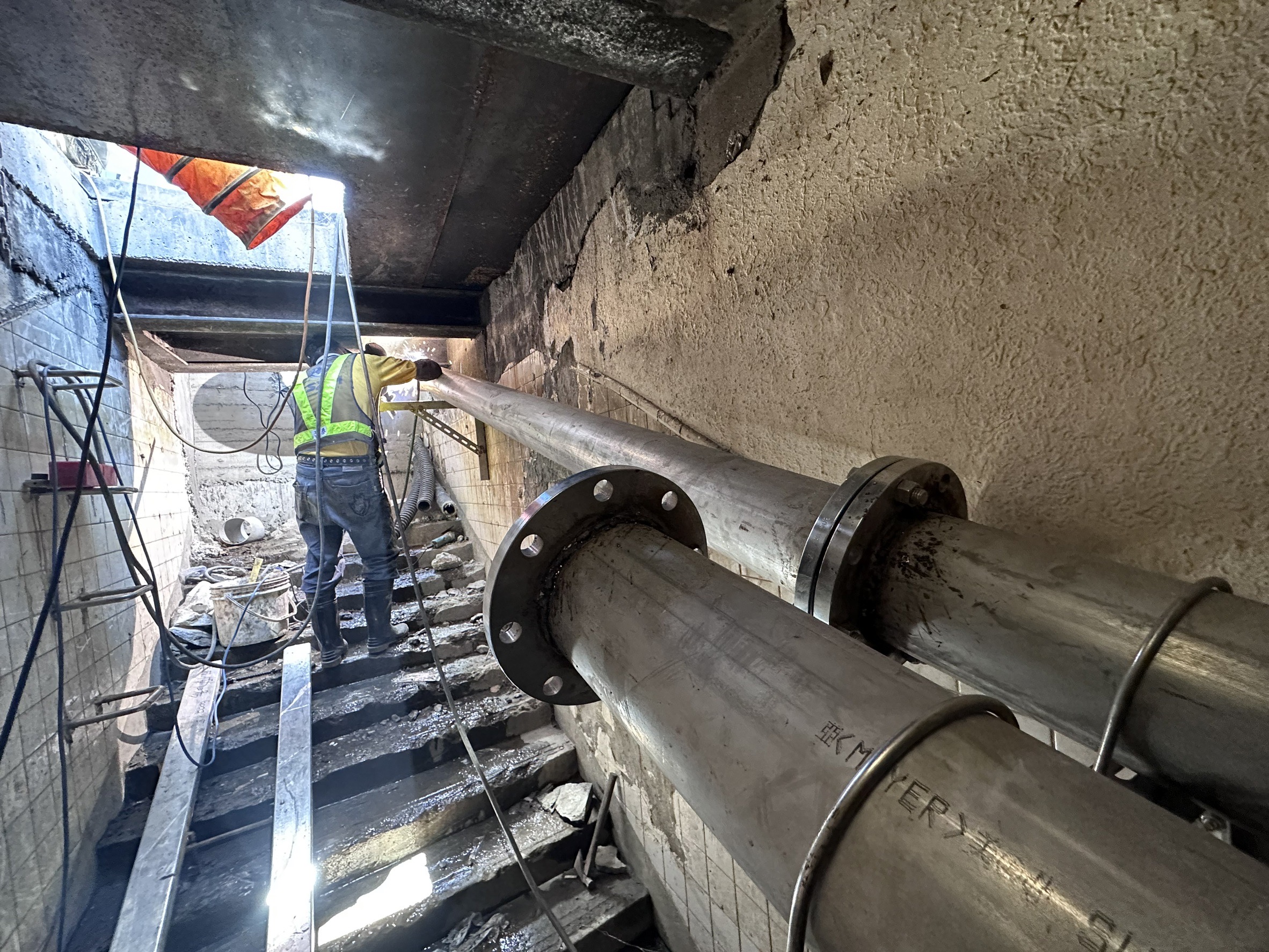  廢棄地下道內設置抽水管，負責豪大雨後將雨水抽出