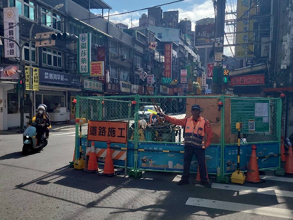 施工期間以最小範圍設置圍籬，力求不影響現有交通，確保民眾通行不受阻