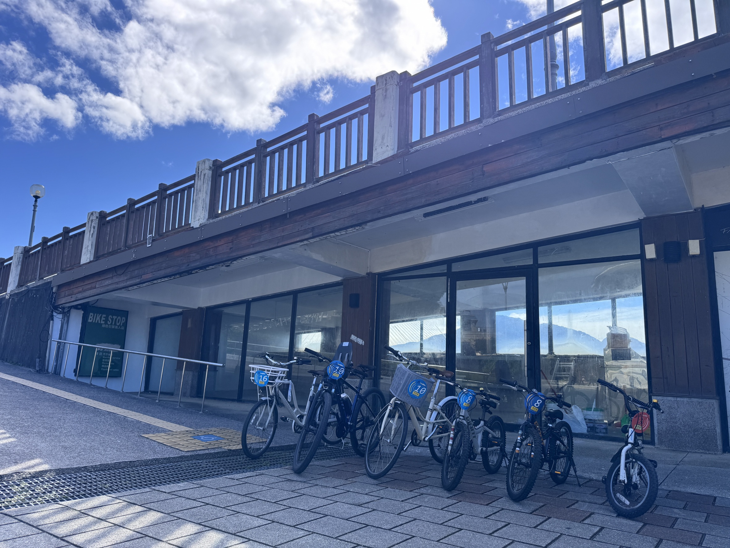  淡江租借站位於淡水第二漁港木棧道下商店街1號店面