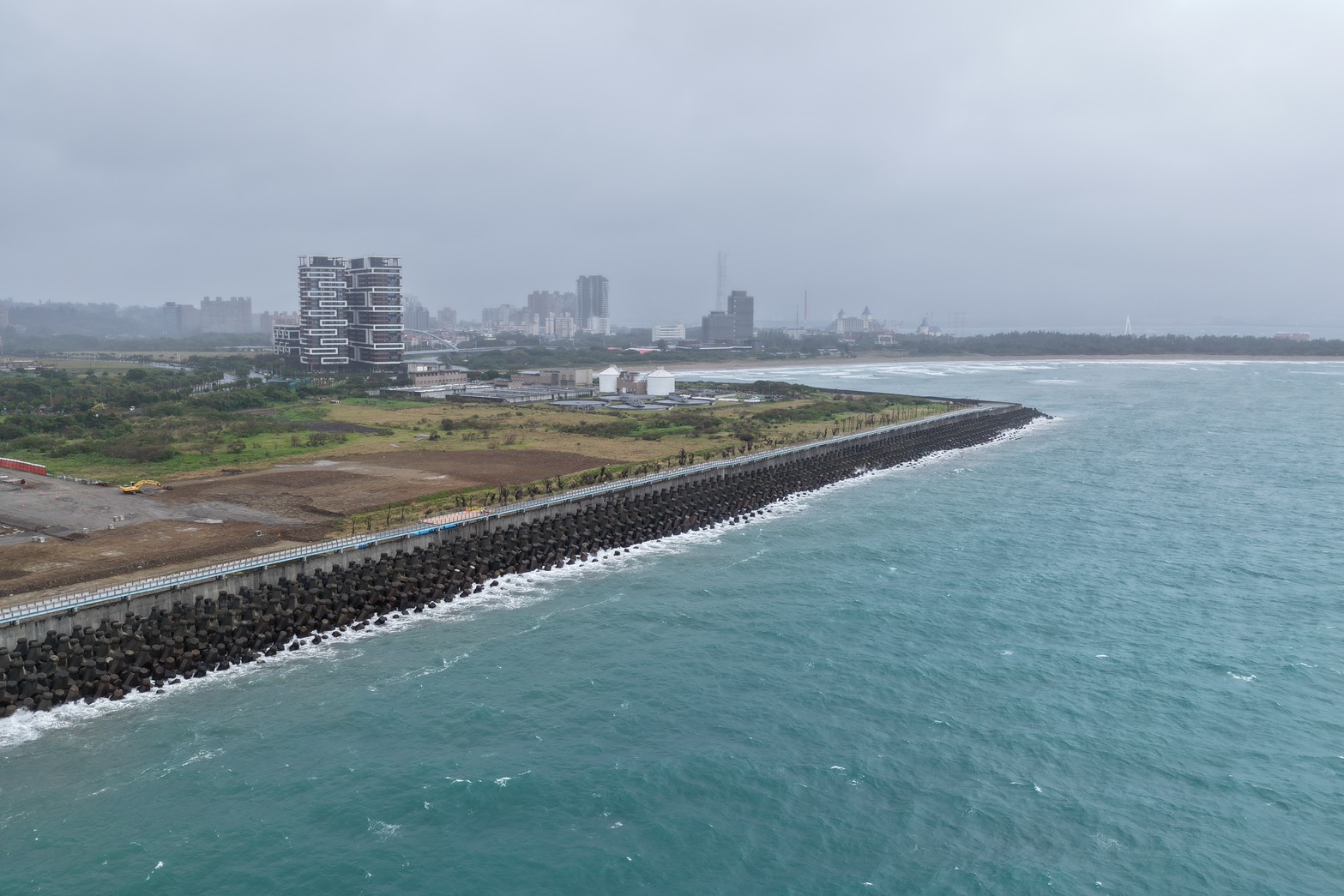 金色水岸自行車道海堤段與無限綿延海景結合