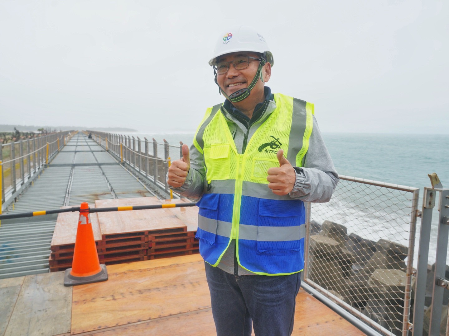  侯友宜市長視察工程表示淡水金色水岸海堤段將成為在地秘境亮點