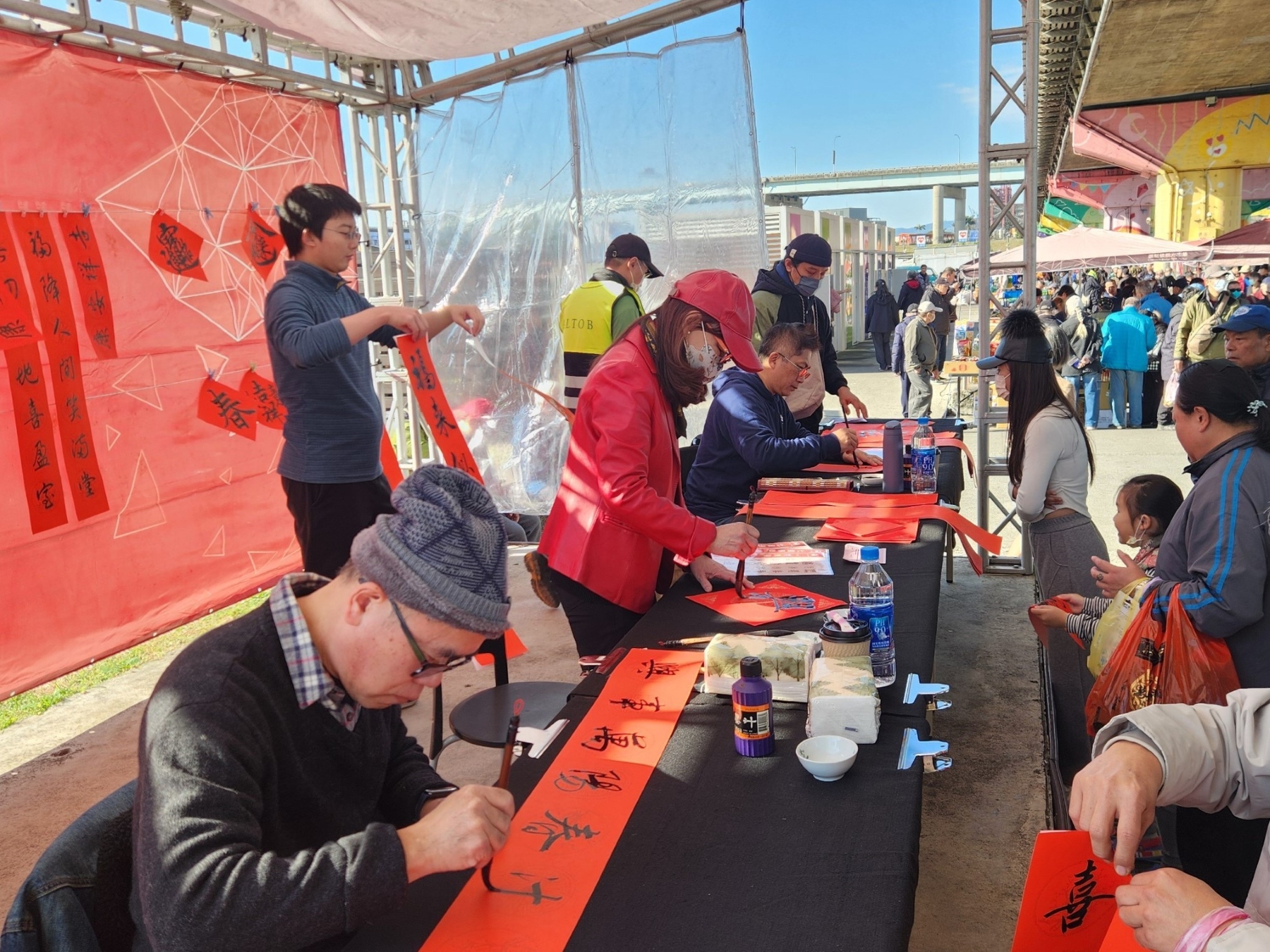 重新觀光市集迎春邀請國內三大書法大師現場書寫春聯