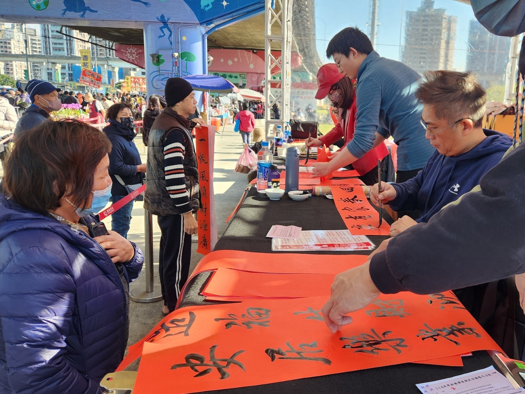  重新觀光市集邀請國內三大書法名家親臨現場書寫春聯