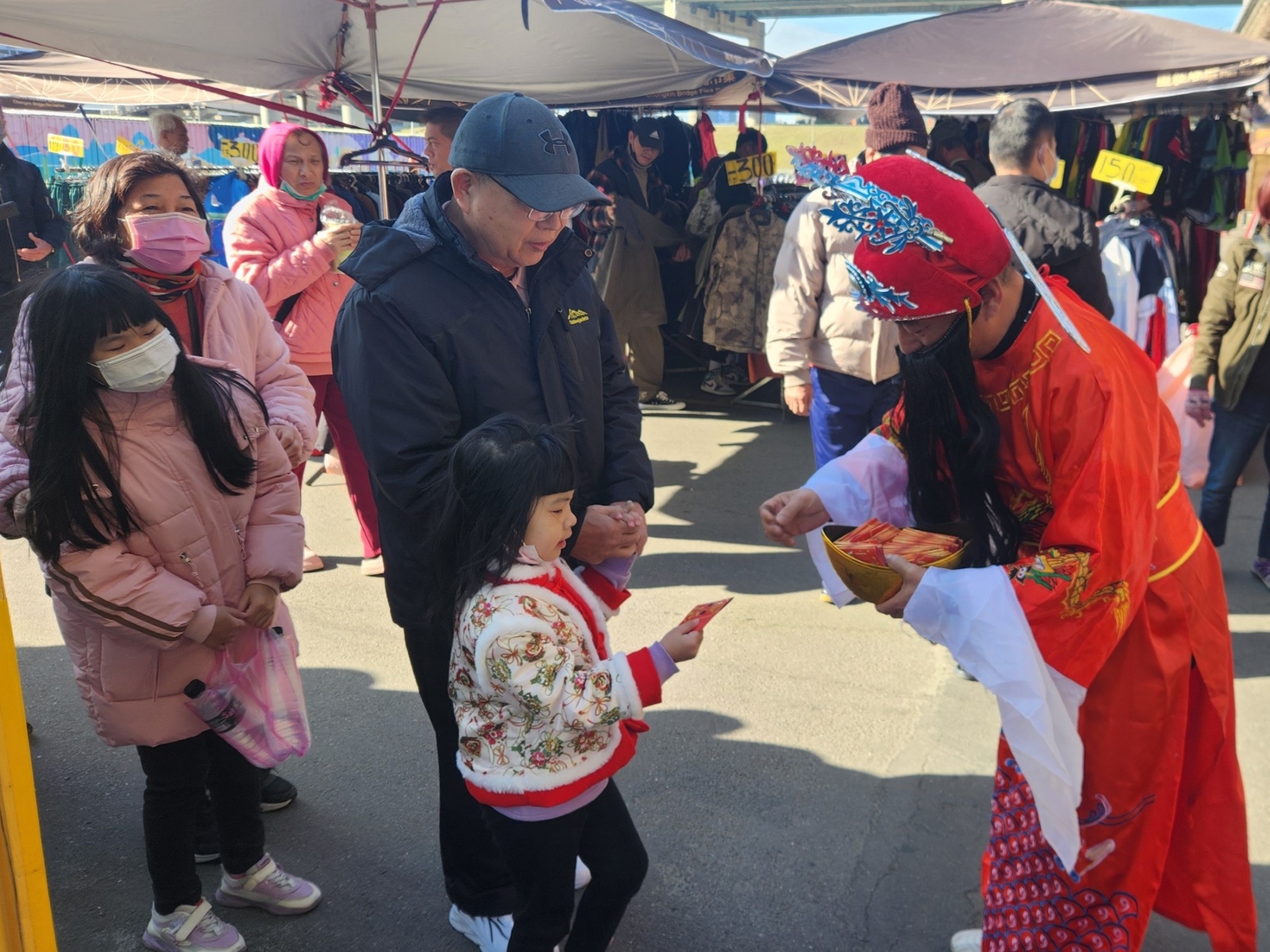  重新觀光市集發送發財金吸引民眾前來共襄盛舉