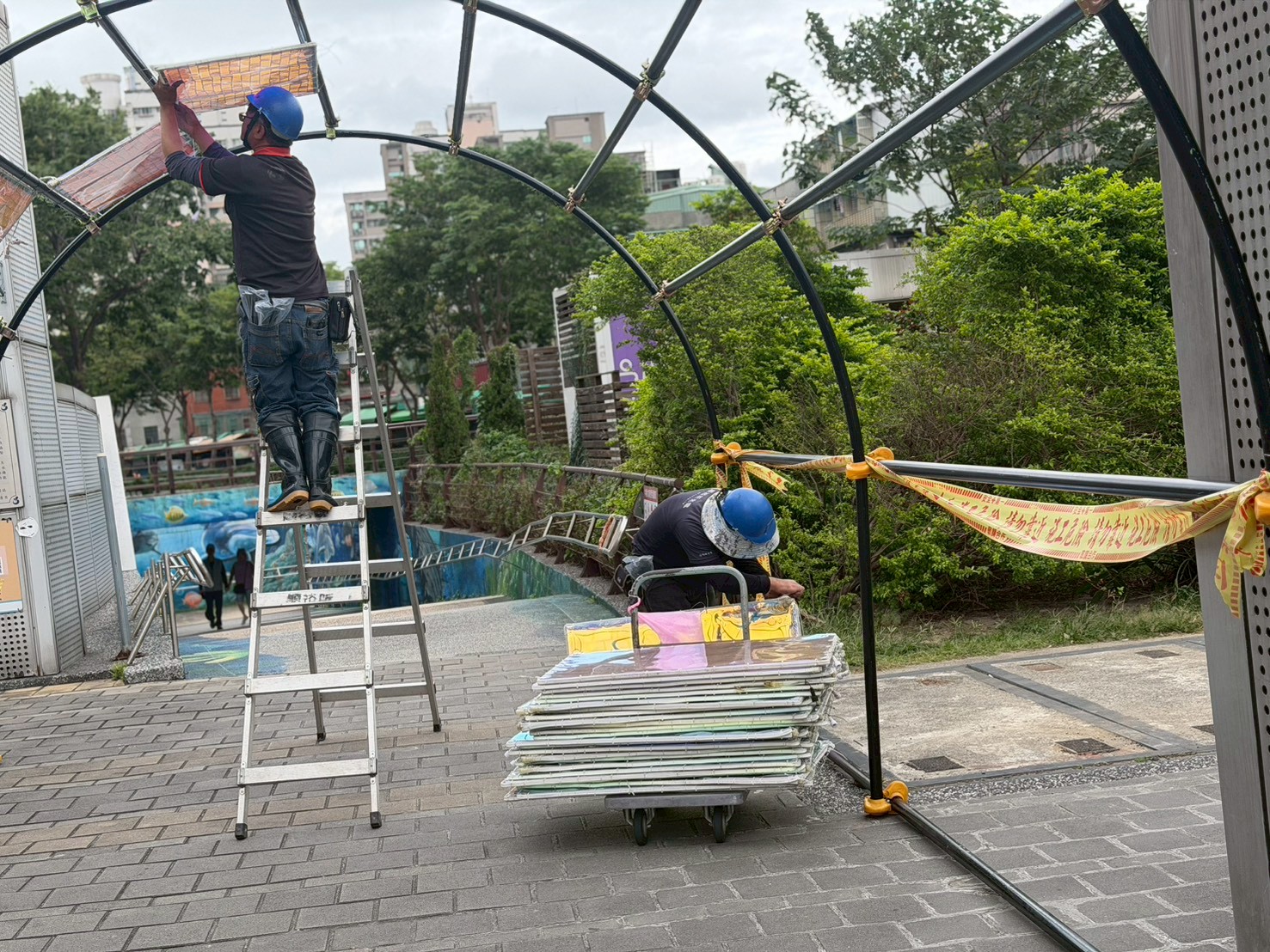 民眾行徑河廊時，請勿觸碰光雕展品，共同維護展場安全