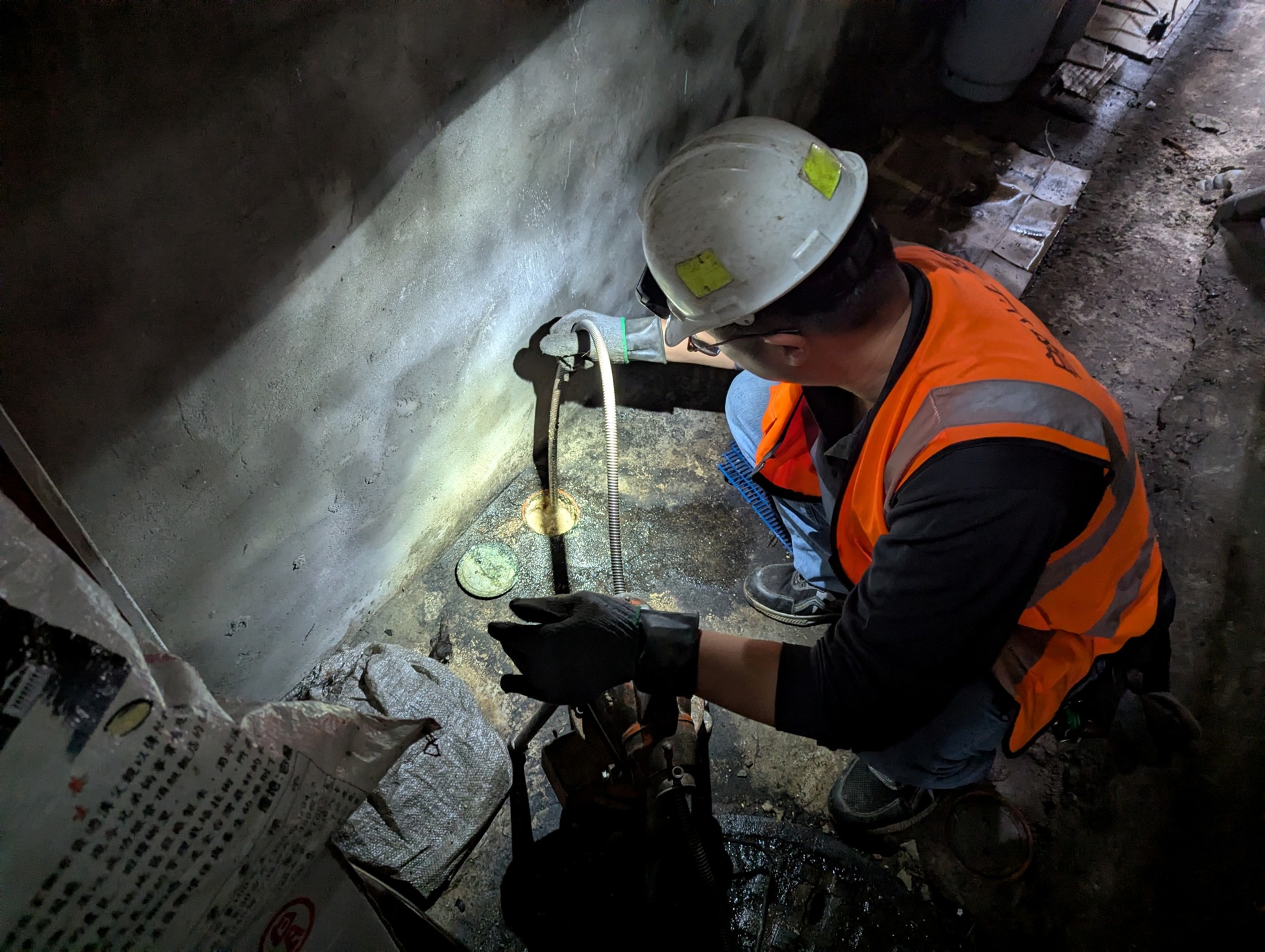 專業清疏人員接獲案件後，立即整理裝備前往協助民眾