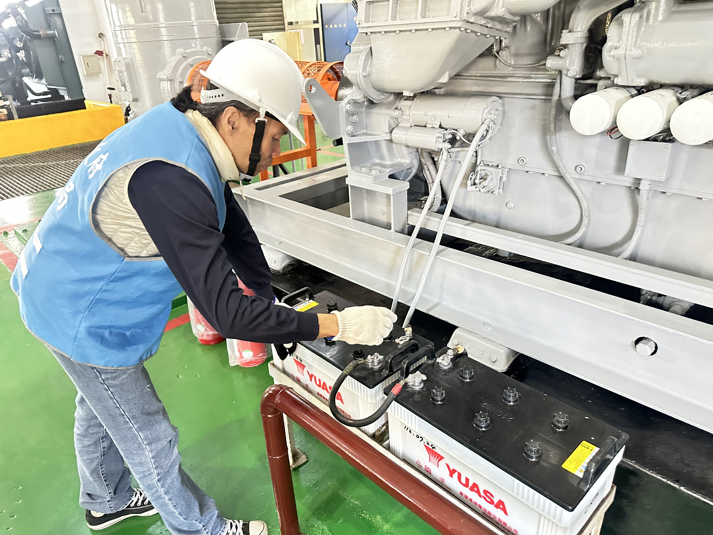 啟動機組前，抽水站人員檢查電瓶水位，確保機組運作安全