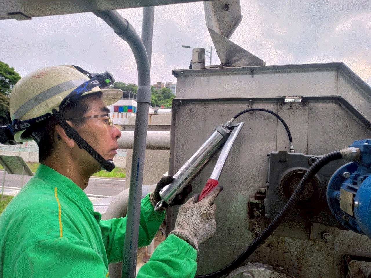 林口水資源回收中心操作維護人員進行二沉池浮渣細篩機設備維護作業