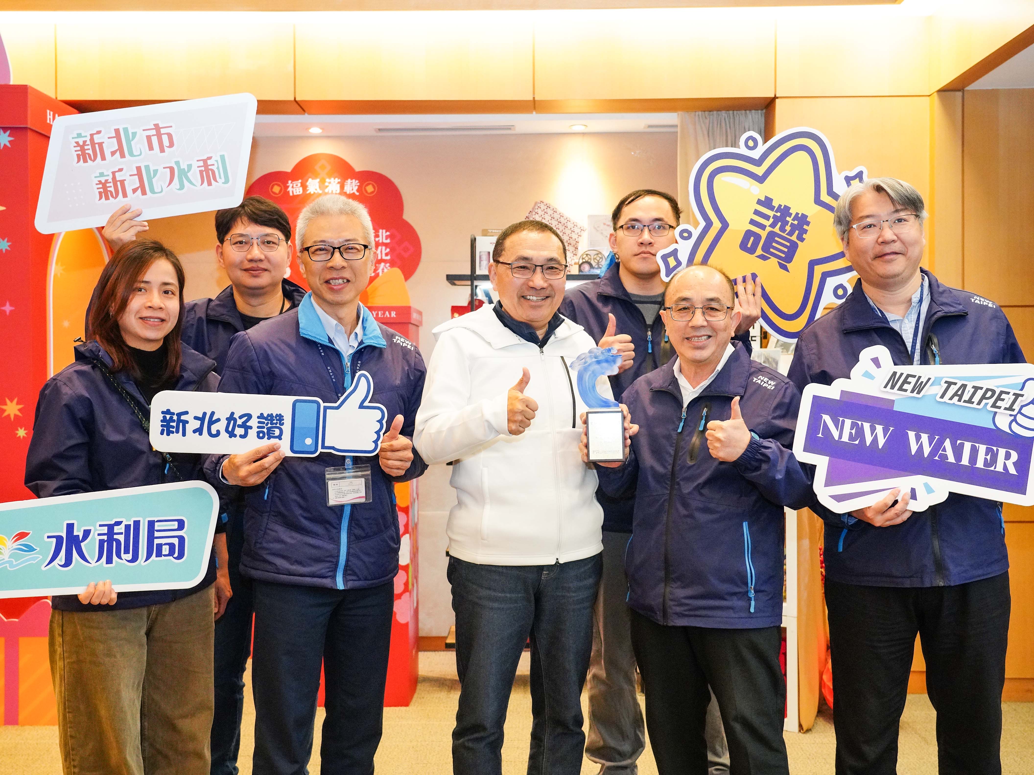 智慧防汛榮獲2025雲端物聯網創新獎-傑出應用獎，今(11)日於市政會議中，水利局長宋德仁率隊，將這份榮耀成績獻給侯友宜市長