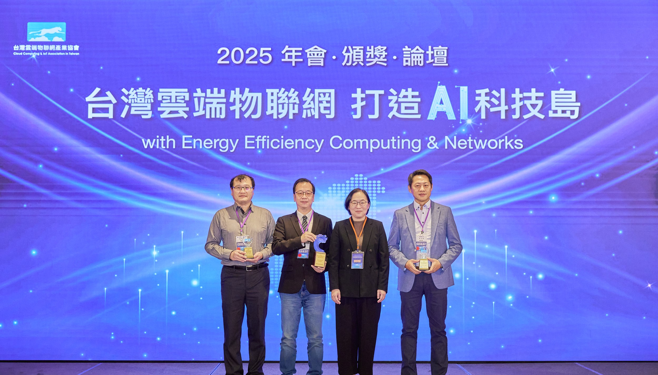 新北水利局勇奪2025雲端物聯網創新獎-傑出應用獎，水利局領獎代表黃茂松總工程司 (左二)與頒獎者數發部侯宜秀政務次長(右二)合影