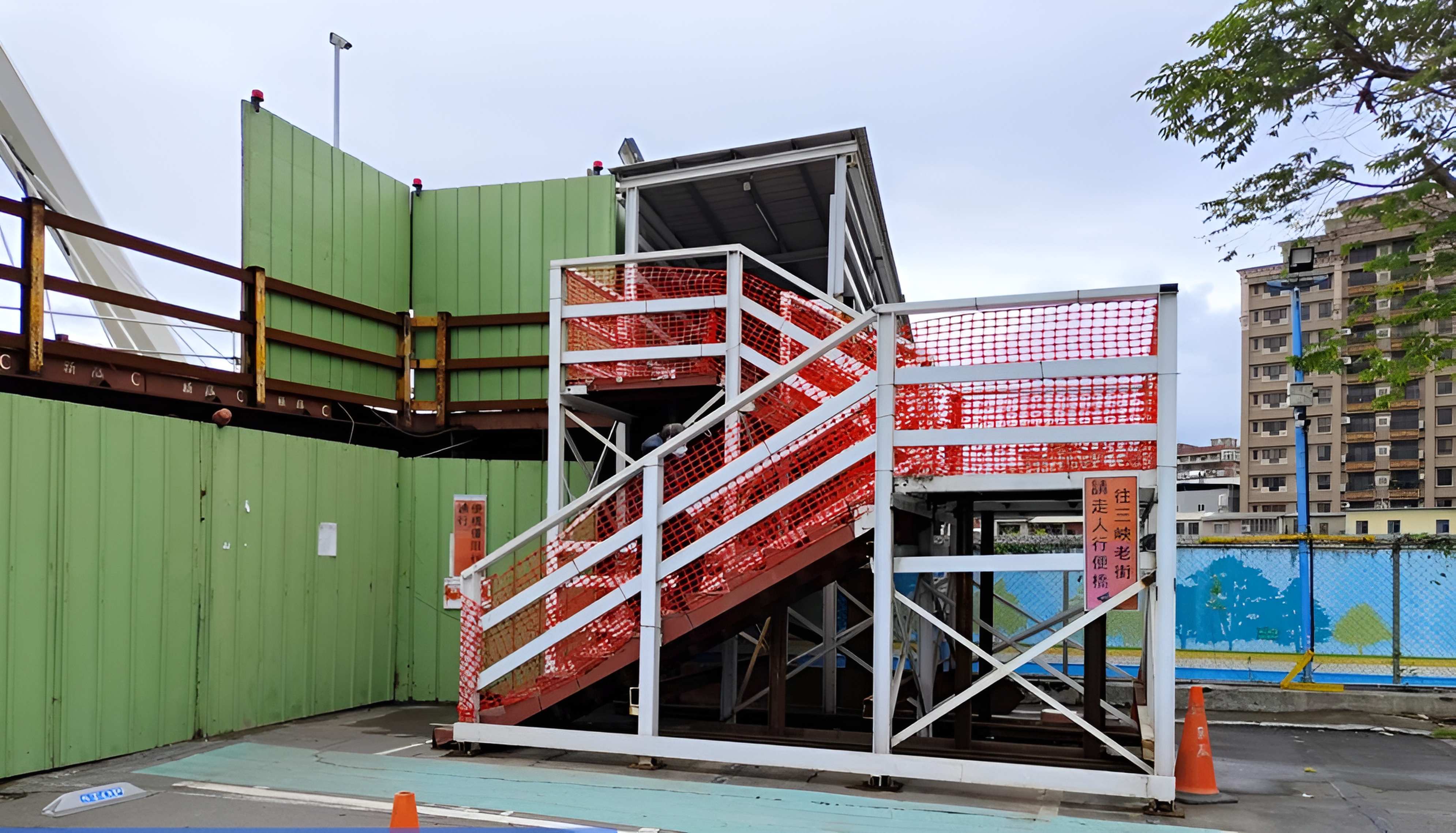 位於長福停車場內臨時行人便橋配合主橋開放後將封閉