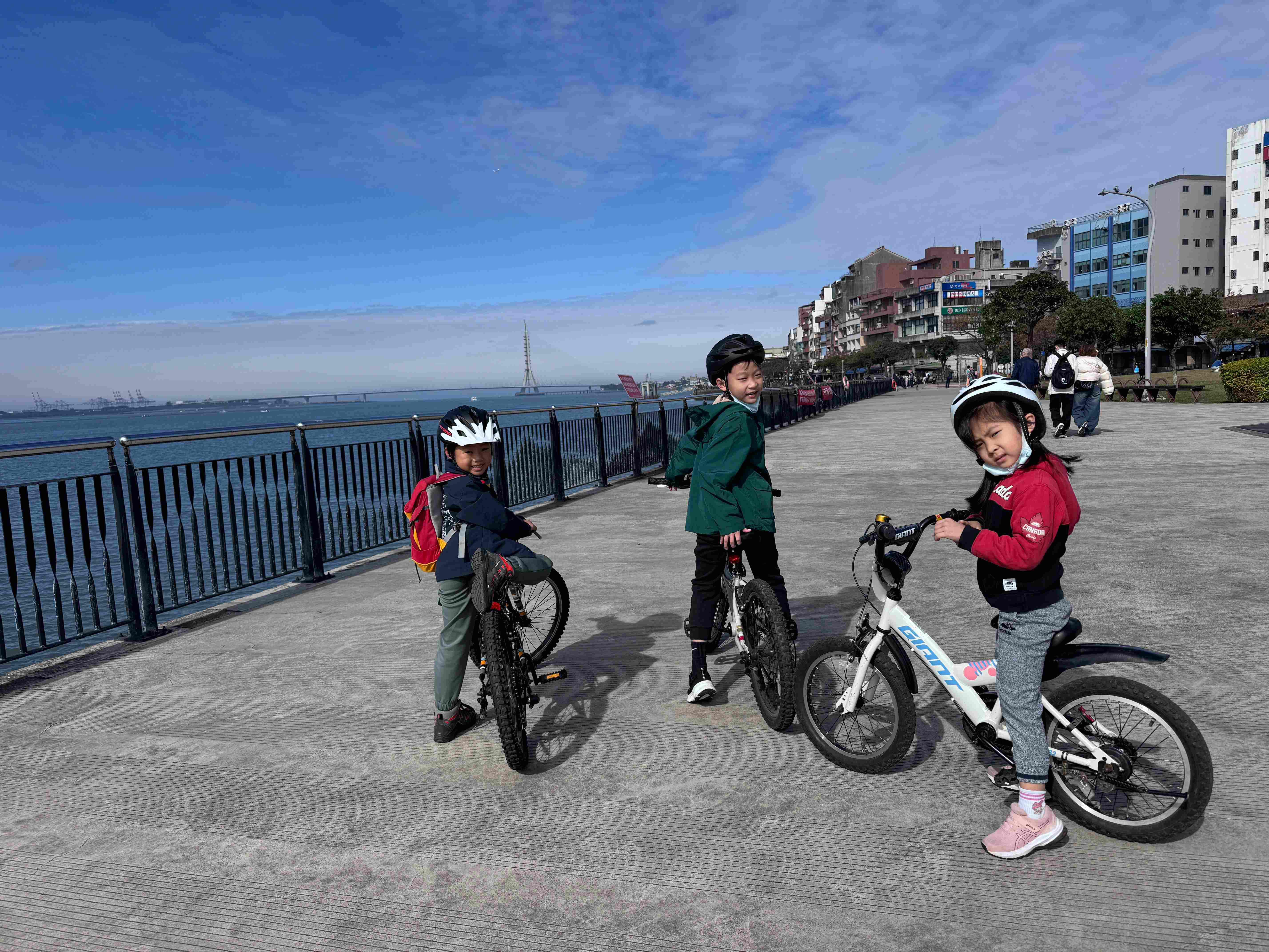  金色水岸自行車道一路向前欣賞淡江大橋沿路風光