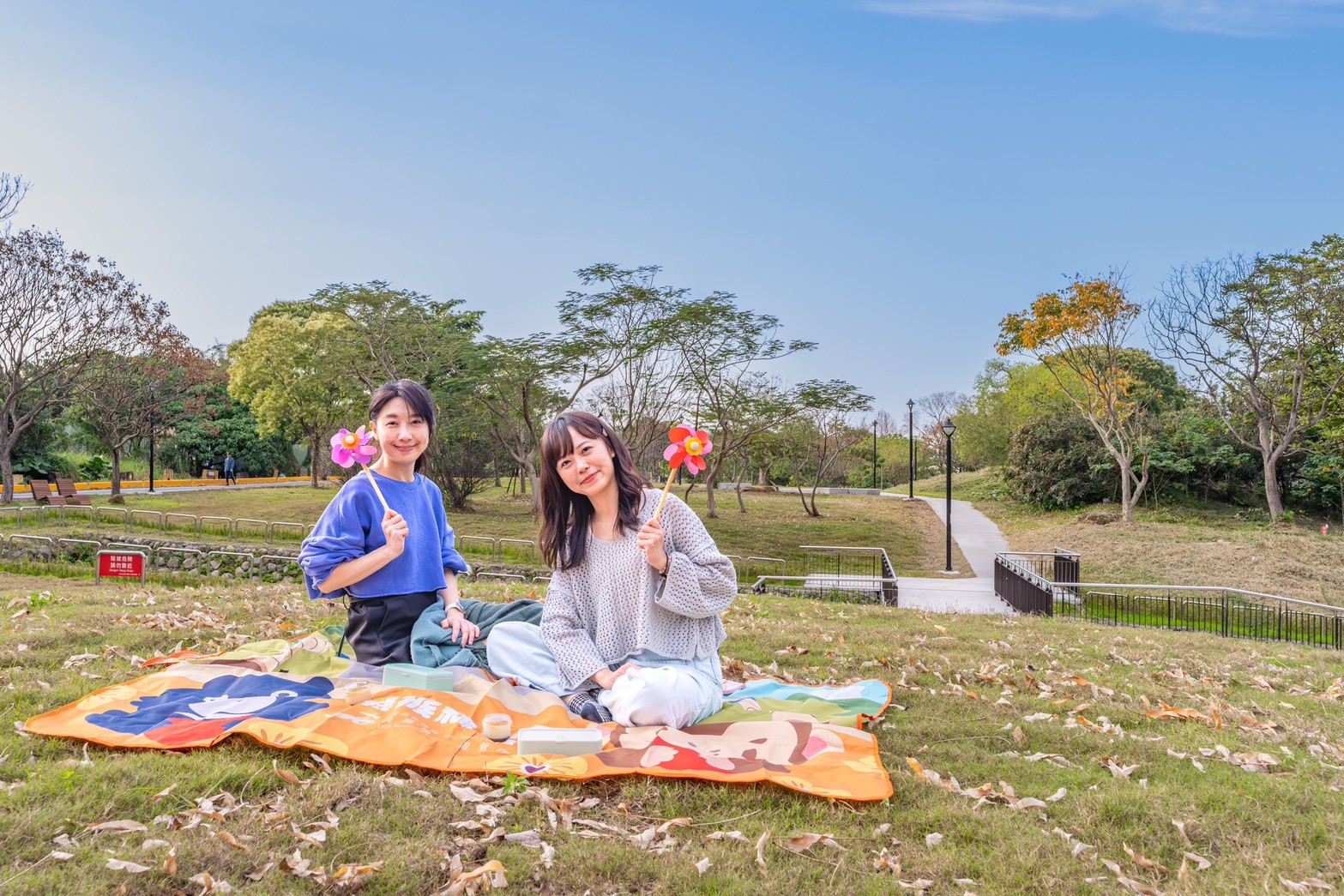  溪洲公園保留大片綠地，提供民眾野餐、活動、賞景、親近大自然