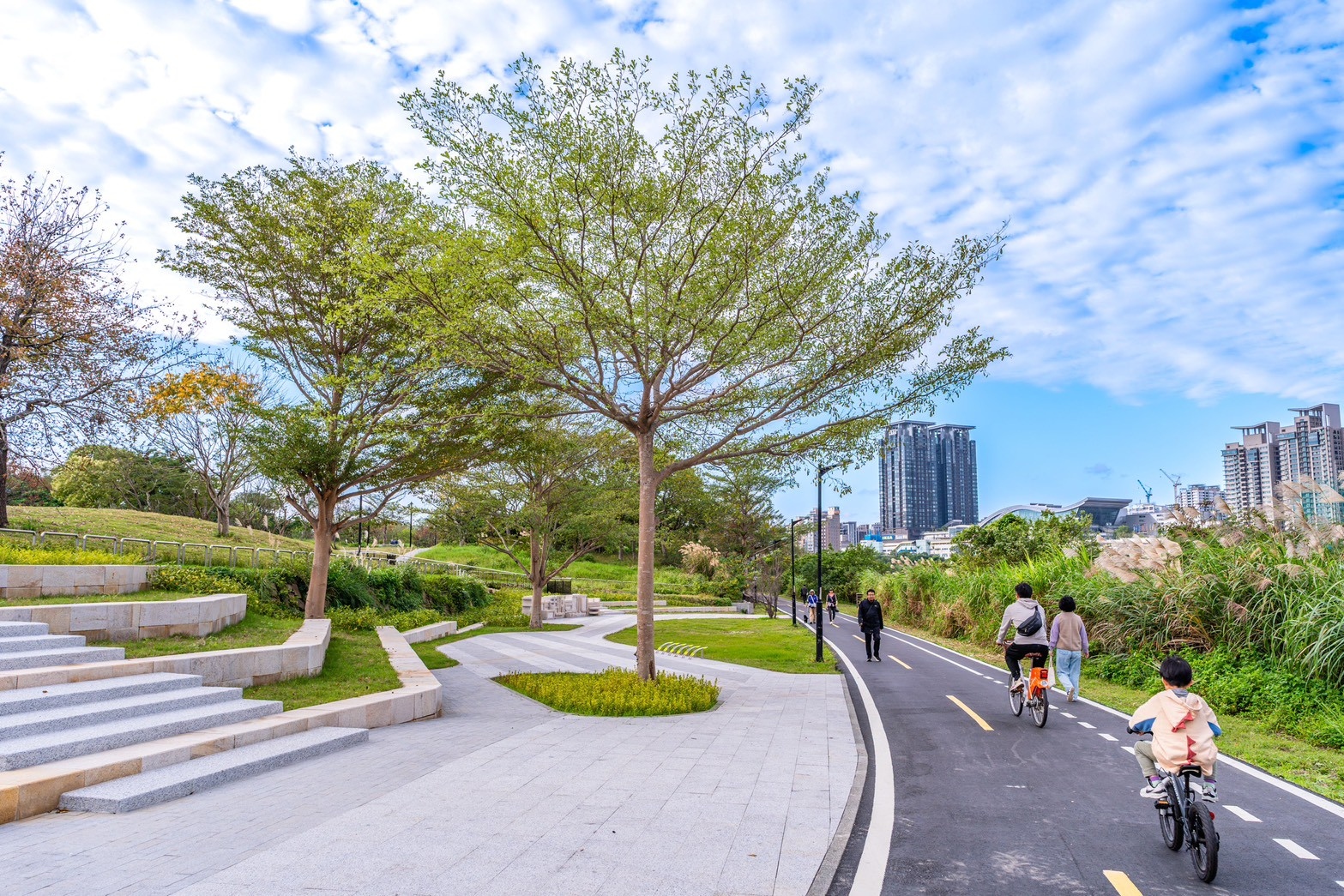溪洲公園設置景觀座階及自行車道，連結加強上下動線串聯，同時提供民眾休憩賞景空間