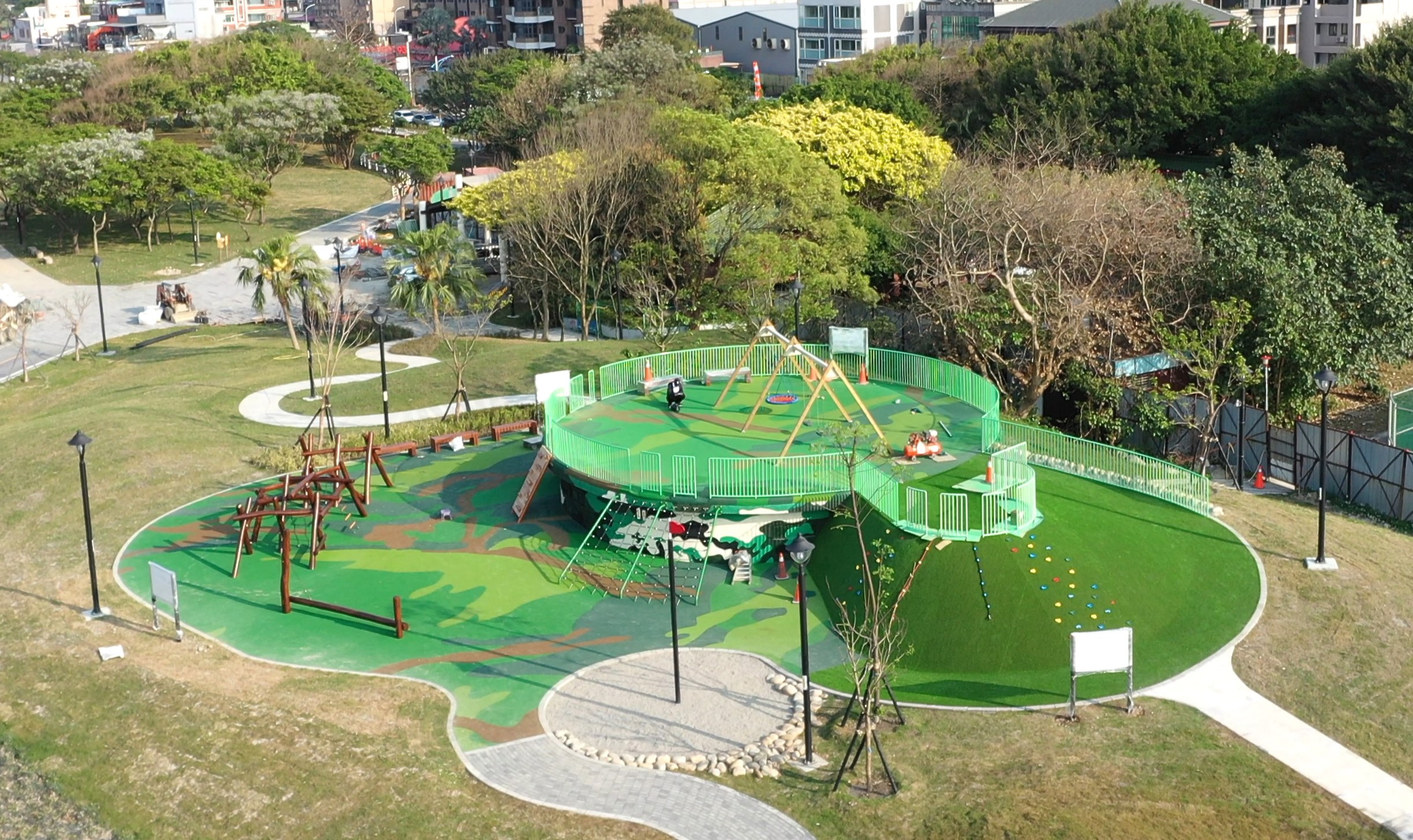  八里漫步廣場以舊有的軍事碉堡改造為有趣的遊戲場