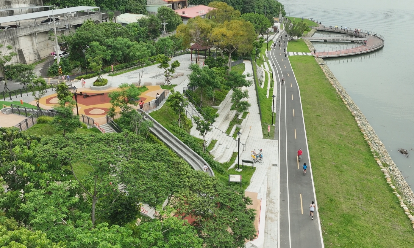  八里左岸騎乘自行車悠遊河岸