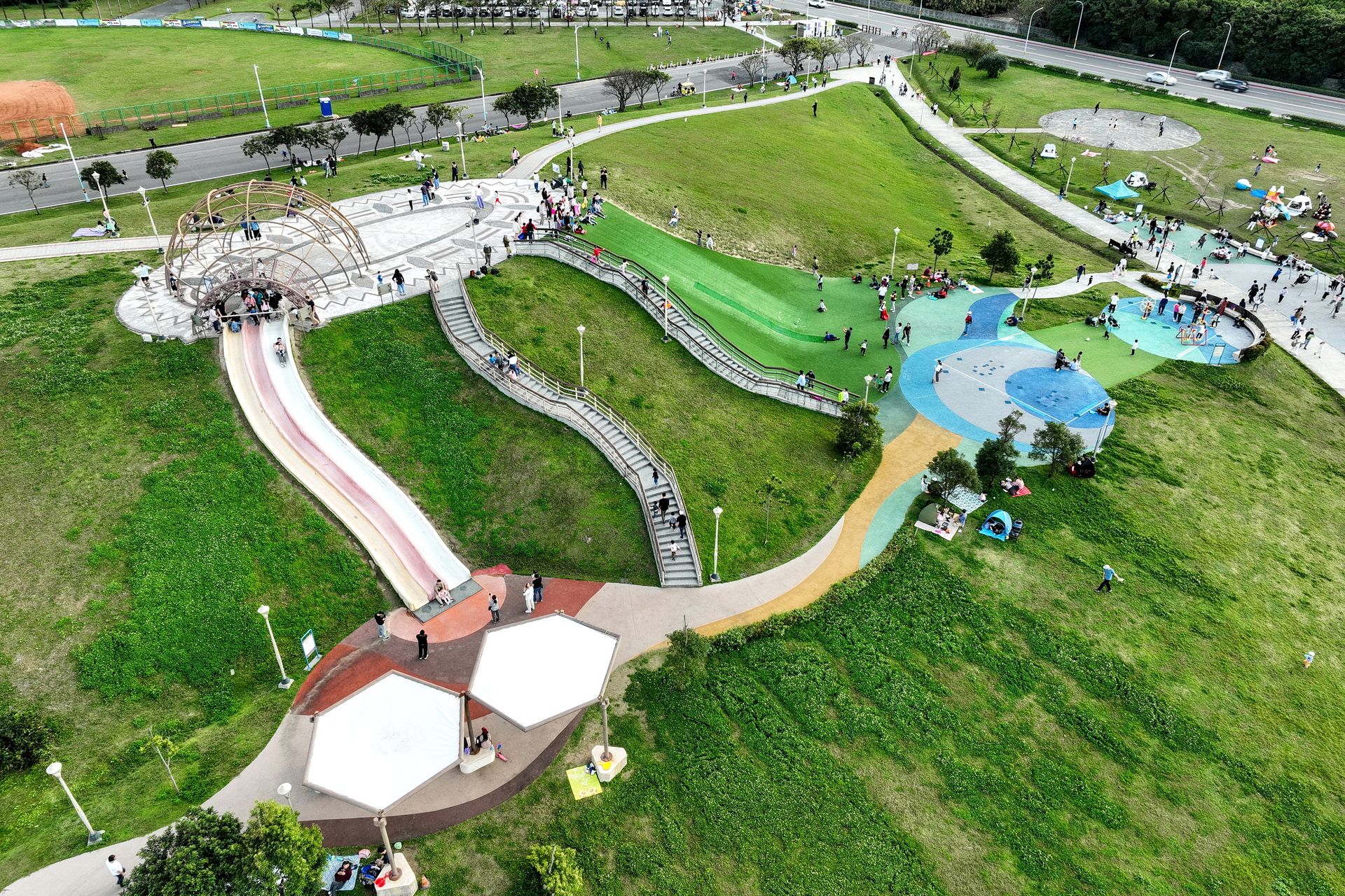 八里文化公園為結合文化探索與環境地貌的兒童共融遊戲場