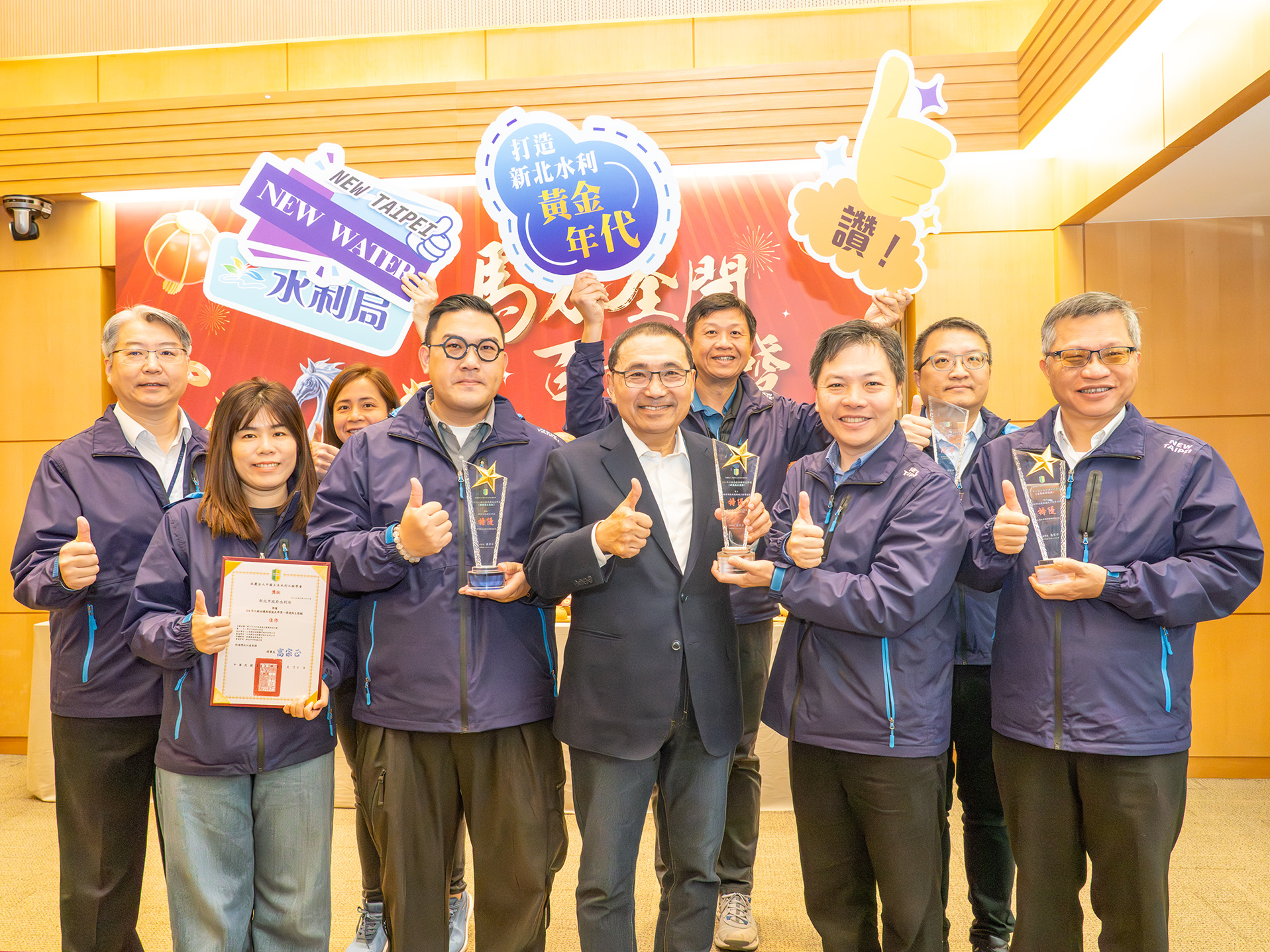 水利局勇奪「工程永續與環境美學獎」5項大獎，今(25)日於市政會議中，水利局副局長張修銘率隊，將這份榮耀成績獻給侯友宜市長