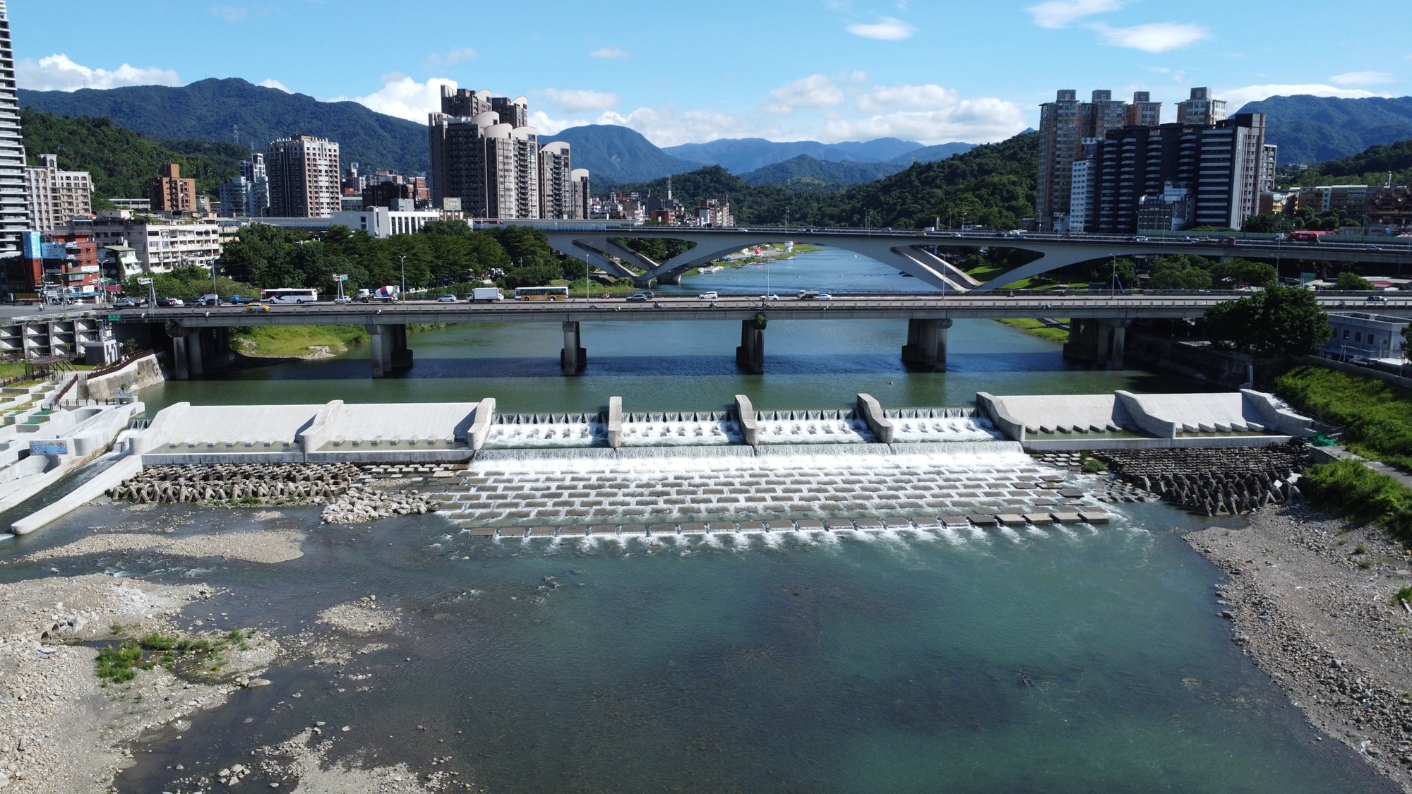  碧潭堰不僅更新堰體確保防洪安全，更創新設置全台首創的景觀魚道，營造優質親水景觀