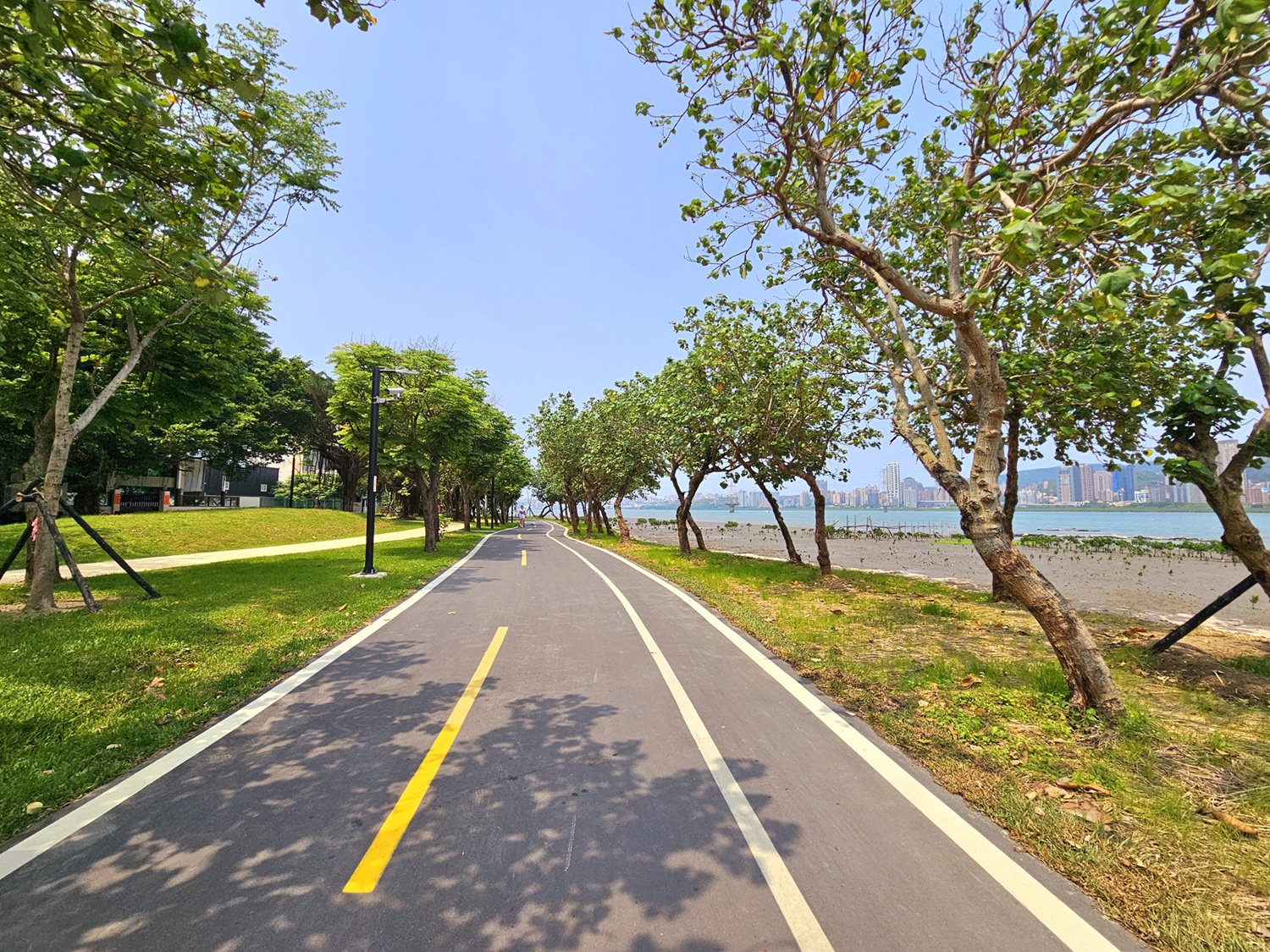  淡水河五股蘆洲沿岸水環境整體改善計畫(第二期)」針對五股、蘆洲段河濱進行景觀復育，營造生物多樣性與水岸減碳功能的綠色綠廊